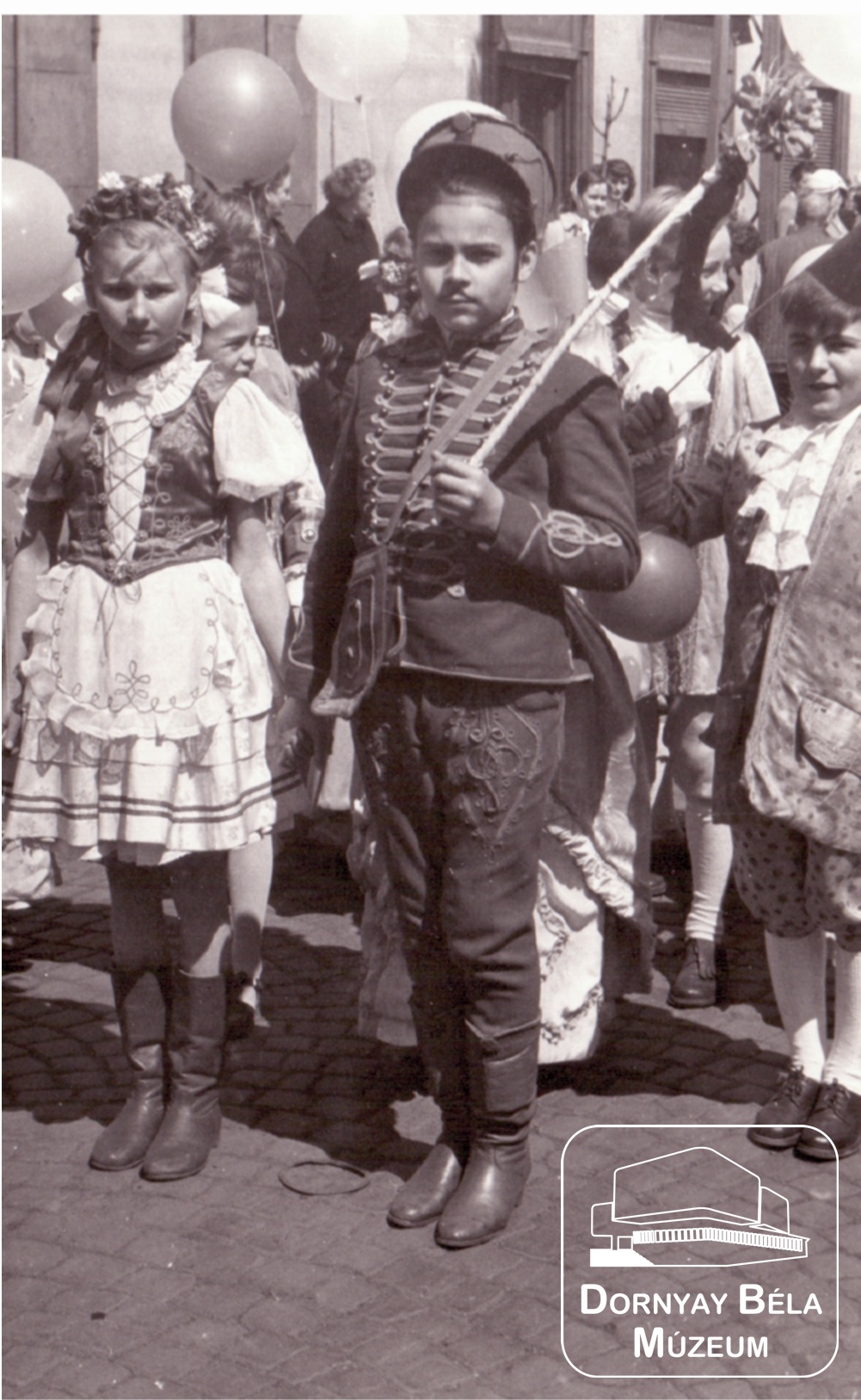 Acélgyári dolgozók gyermekei május 1-én. (Dornyay Béla Múzeum, Salgótarján CC BY-NC-SA)