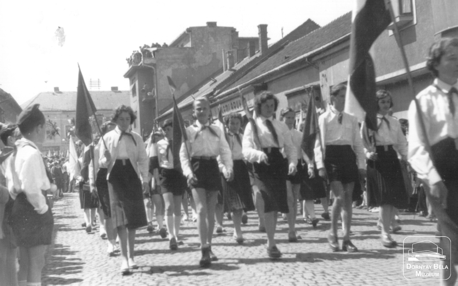 Acélgyári iskolások felvonulása május 1-én. (Dornyay Béla Múzeum, Salgótarján CC BY-NC-SA)