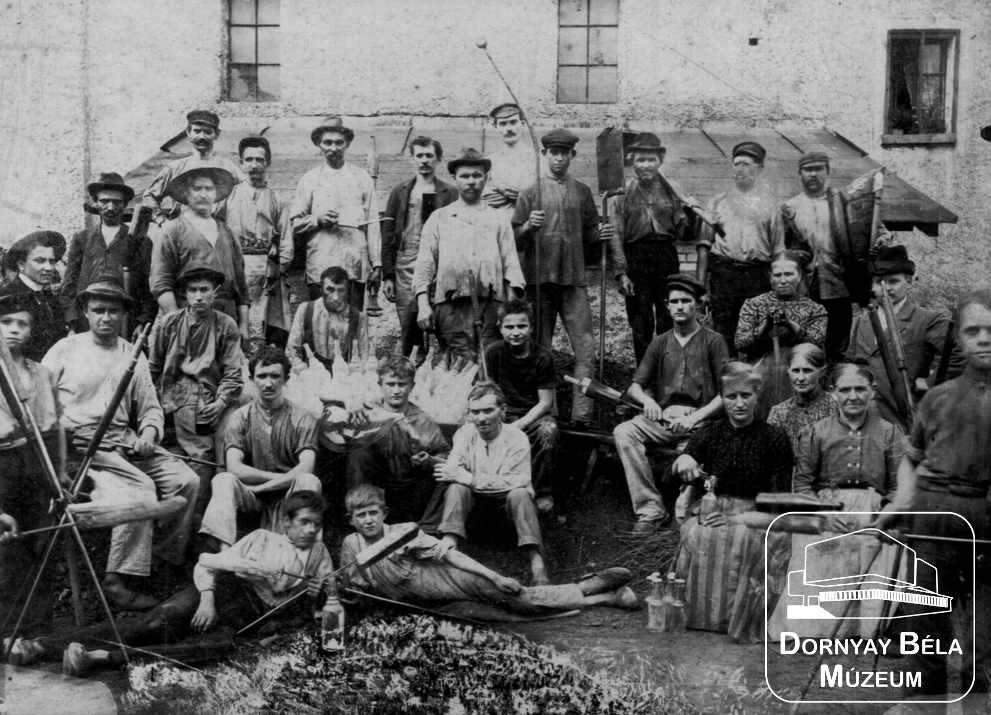 Palacküveggyári csoportkép a századfordulón (Dornyay Béla Múzeum, Salgótarján CC BY-NC-SA)