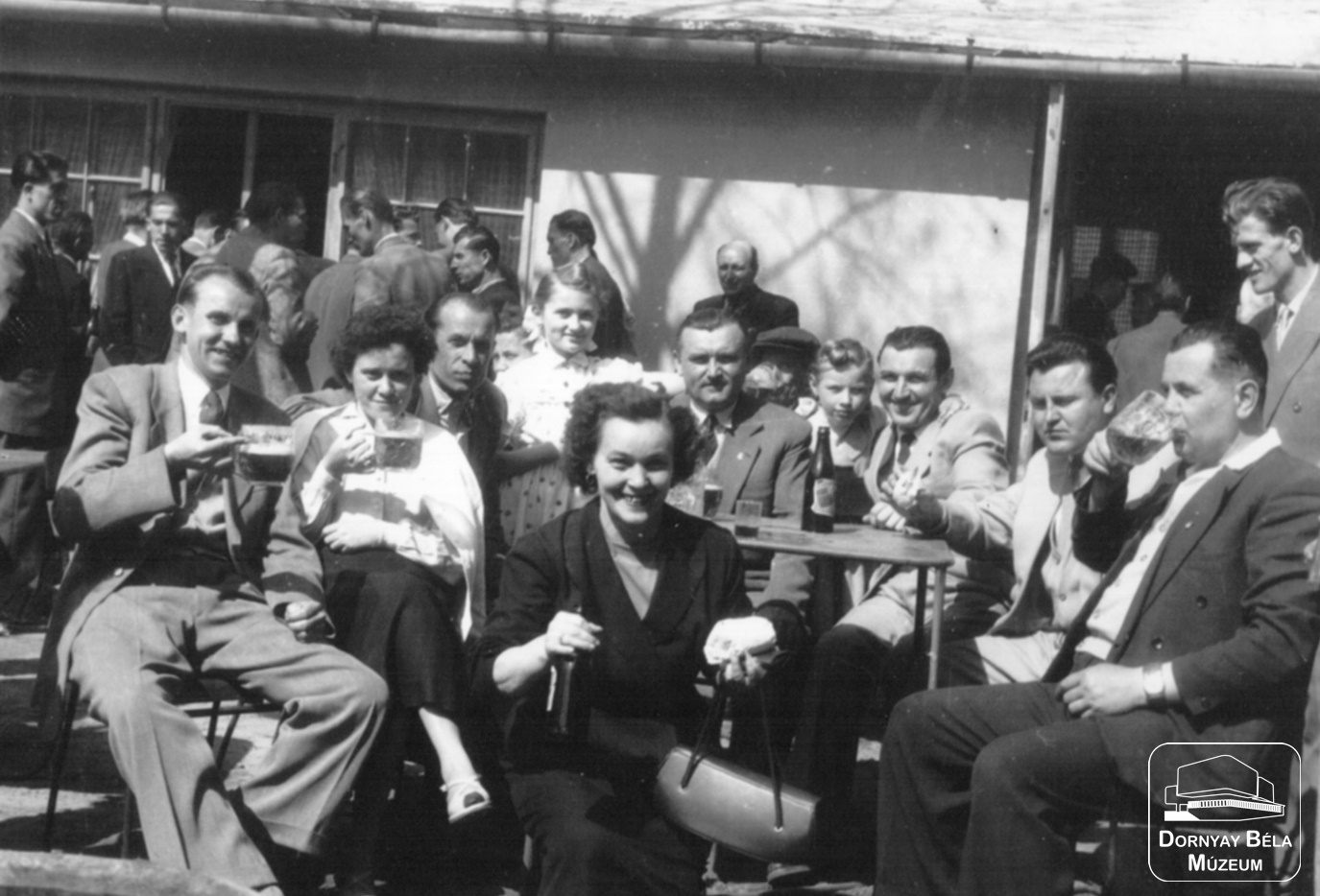 Salgótarjáni Üveggyár dolgozói 1959. május 1-én a Művelődési Otthon kerthelységében ünnepelnek (Dornyay Béla Múzeum, Salgótarján CC BY-NC-SA)