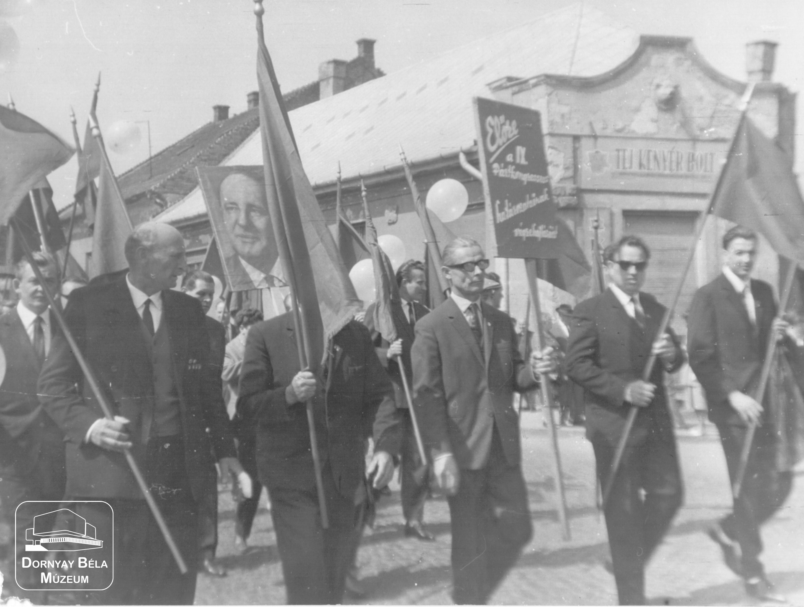 Salgótarjáni Vasöntöde és Tűzhelygyár dolgozóinak felvonulása a IX: pártkongresszus tiszteletére. (Dornyay Béla Múzeum, Salgótarján CC BY-NC-SA)