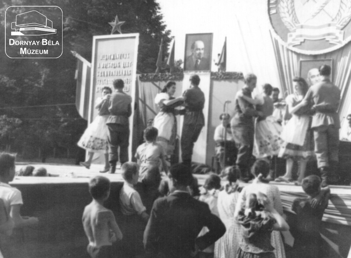 Alkotmánynapi ünnepség  Salgótarjánban, a kollégiumkertben. (Dornyay Béla Múzeum, Salgótarján CC BY-NC-SA)