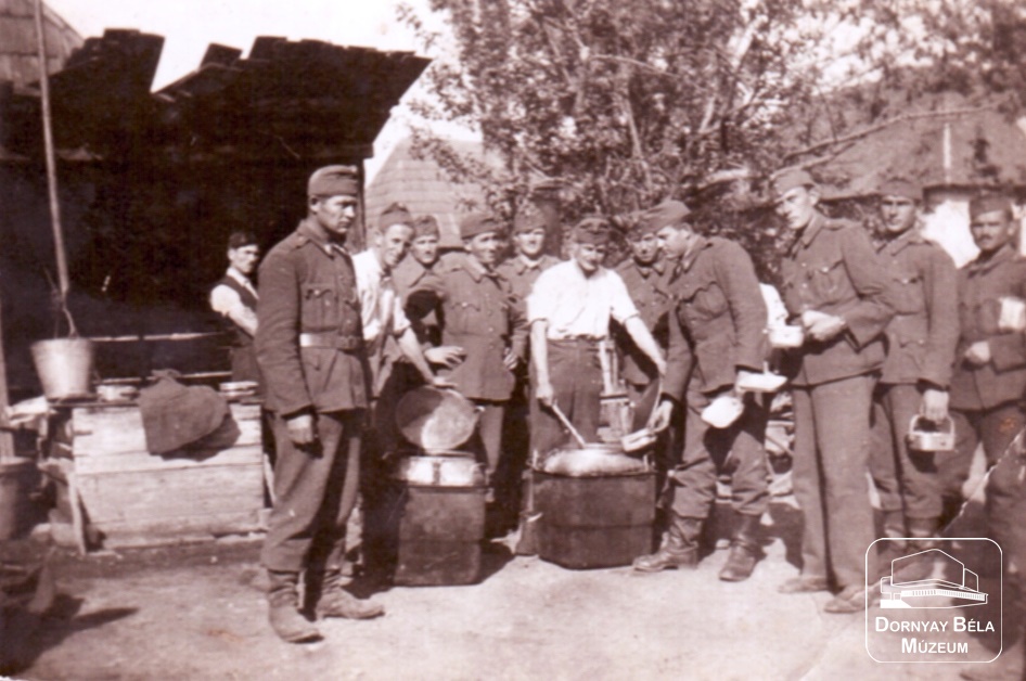 II. világháborús kép. Bódi István látható a szakács mellett, balra az első. (Dornyay Béla Múzeum, Salgótarján CC BY-NC-SA)