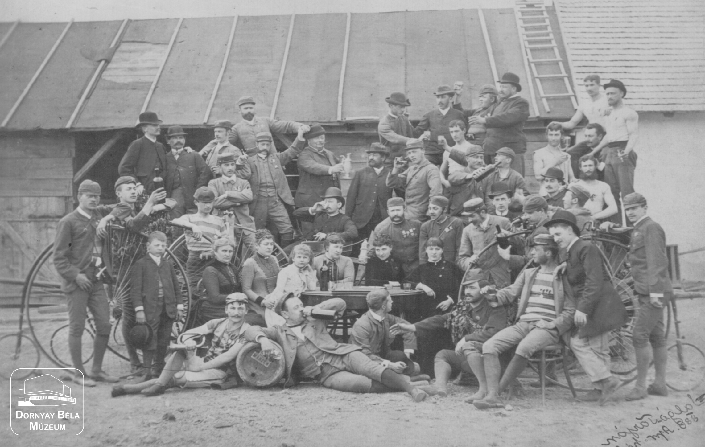Atlétikai ünnep alkalmával készült csoportkép Salgótarjánban 1886-ban. (Dornyay Béla Múzeum, Salgótarján CC BY-NC-SA)