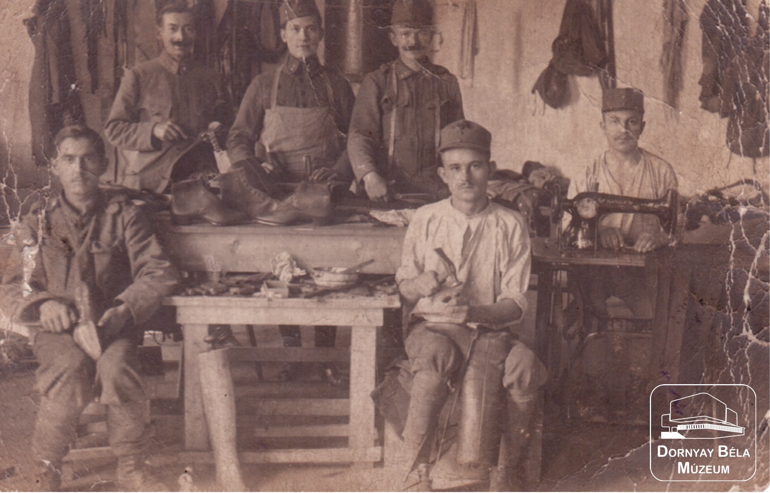I. világháborús tábori /hadifogság/ cipészműhelyben a salgótarjáni mesterek. (Dornyay Béla Múzeum, Salgótarján CC BY-NC-SA)
