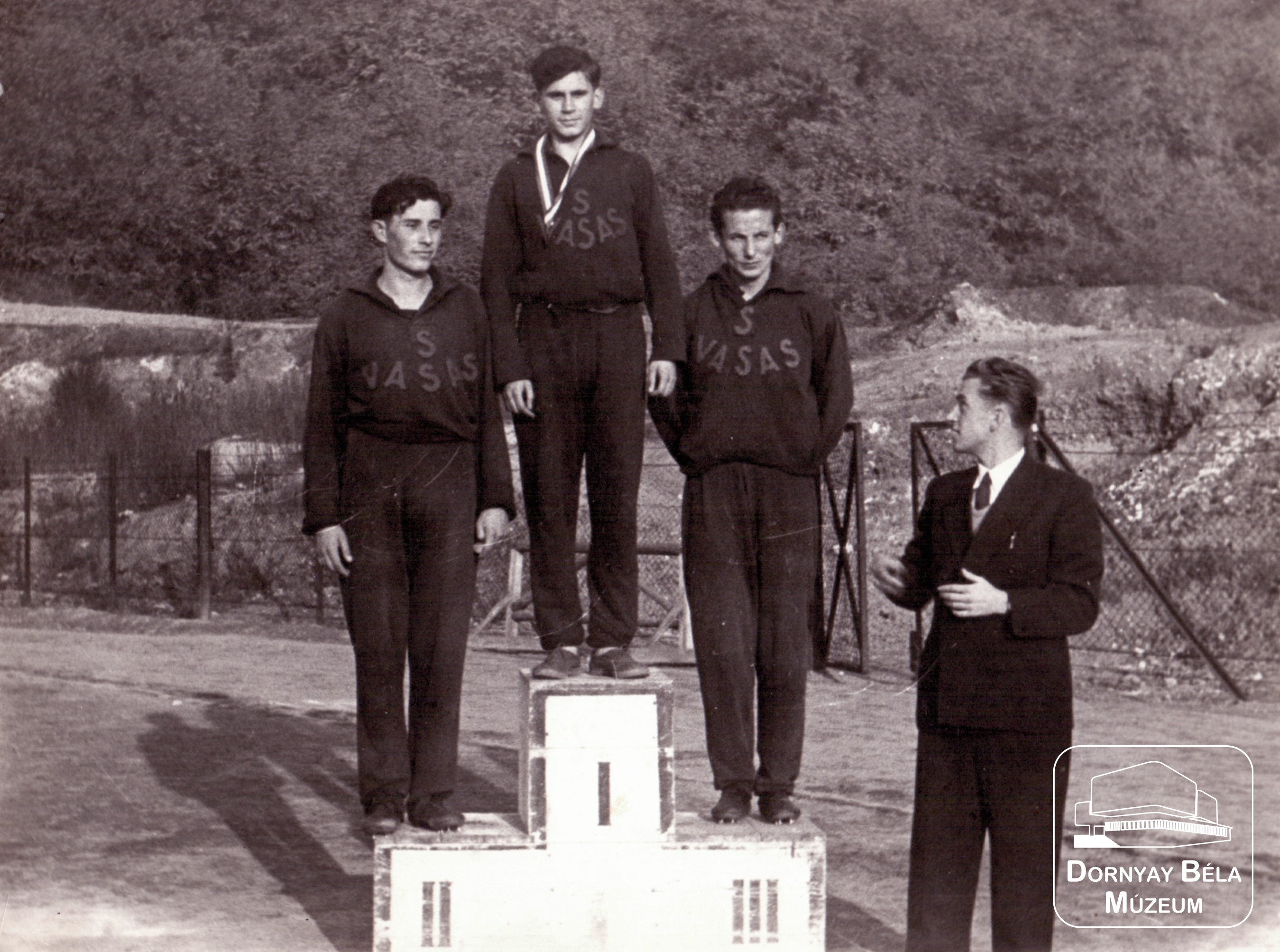 Nógrád megye 1954. évi felnőtt atlétikai bajnokságának helyezettei a dobogón (Dornyay Béla Múzeum, Salgótarján CC BY-NC-SA)