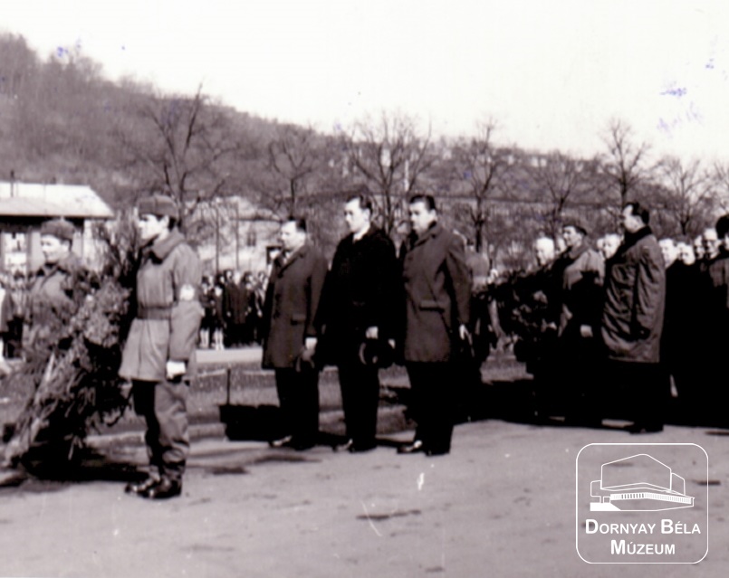 Koszorúzás Salgótarján főterén 1968. április 4-én (Dornyay Béla Múzeum, Salgótarján CC BY-NC-SA)