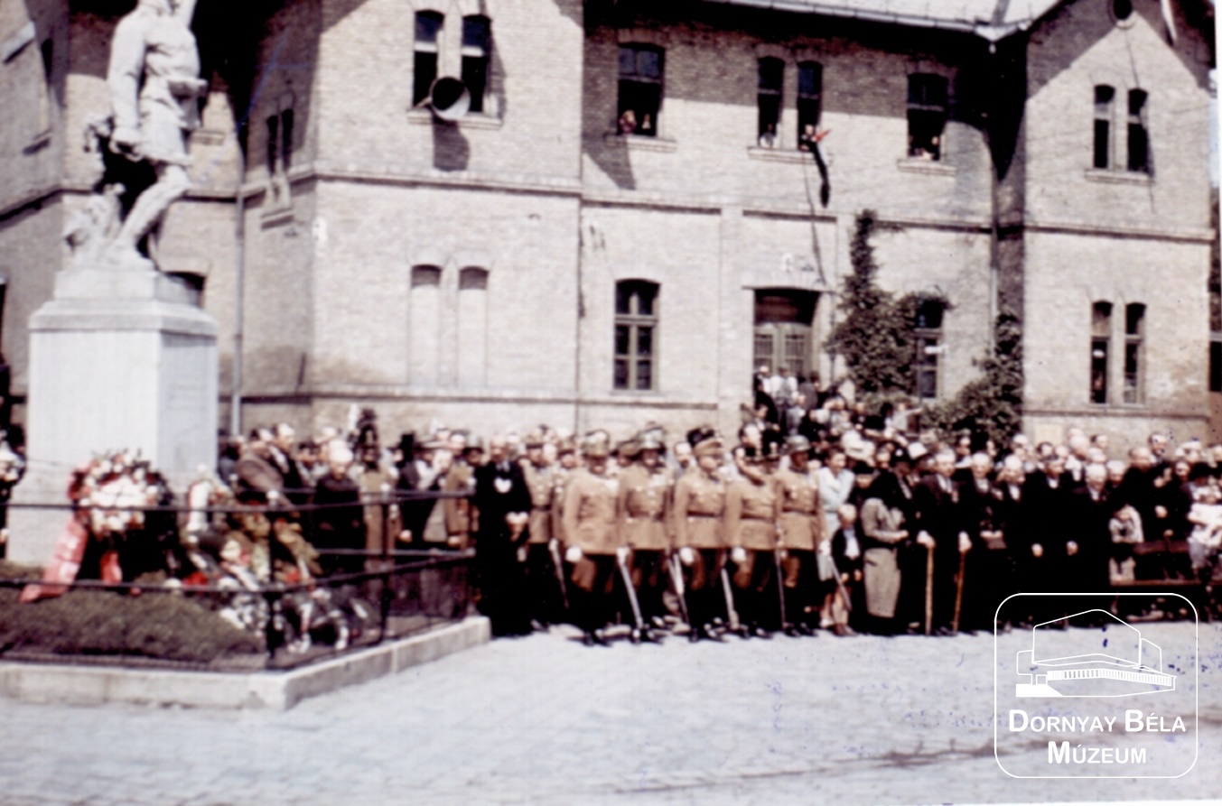 Salgótarjáni Frontharcos Szövetség ünnepsége a Főtéren (Dornyay Béla Múzeum, Salgótarján CC BY-NC-SA)