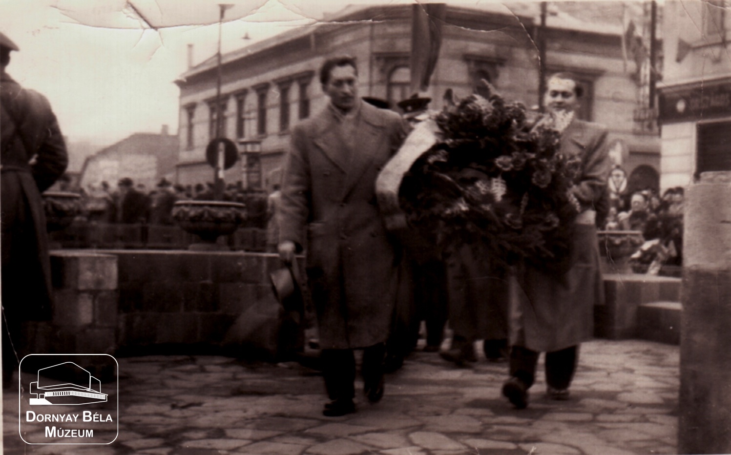 Koszorúzási ünnepség 1958. november  7-én Salgótarjánban  a Szabadság téri szovjet emlékműnél. Gombár János és Molnár Pál koszorúz. (Dornyay Béla Múzeum, Salgótarján CC BY-NC-SA)