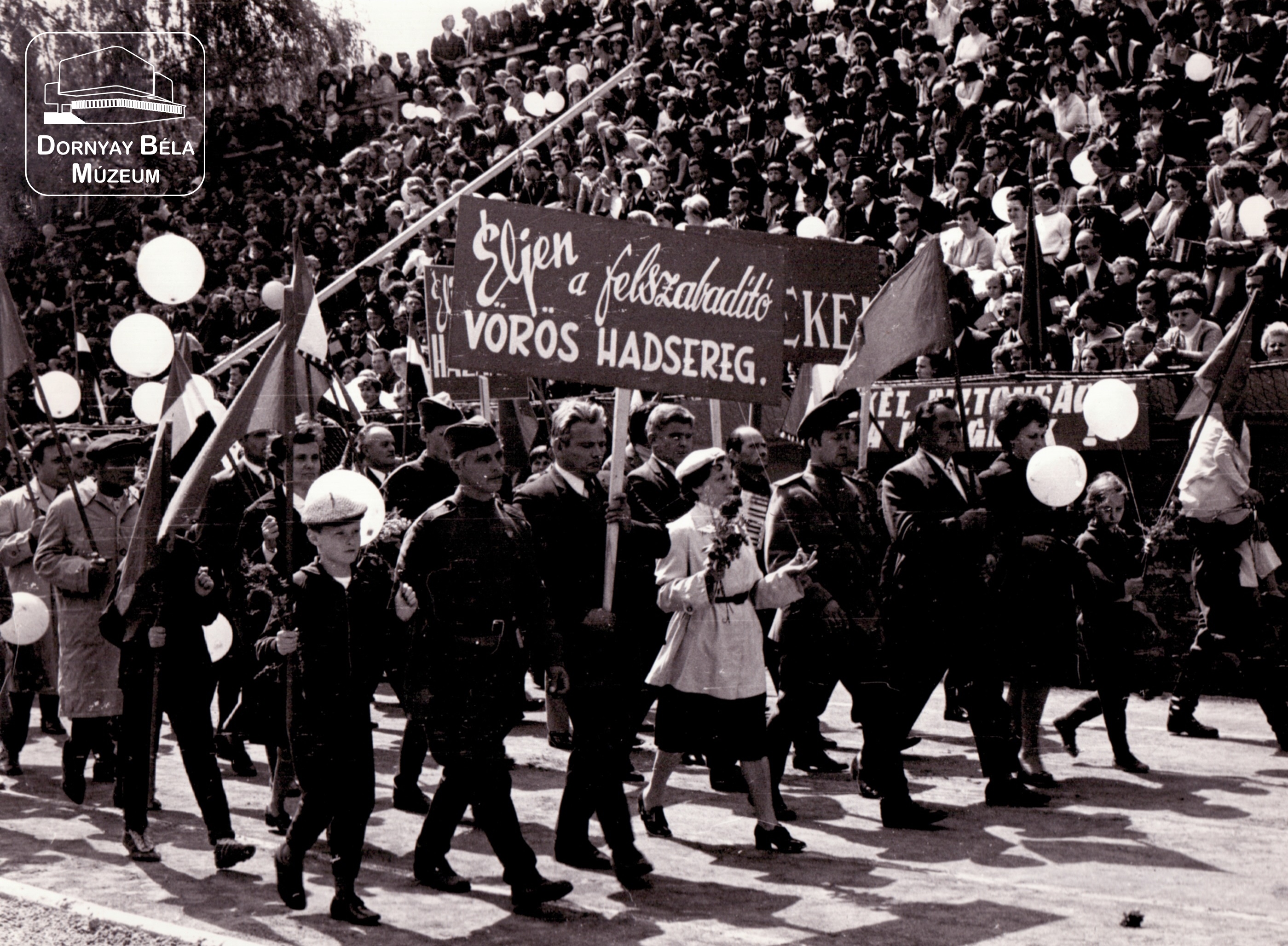 1972. május 1-i felvonulás a SKSE pályán (Dornyay Béla Múzeum, Salgótarján CC BY-NC-SA)