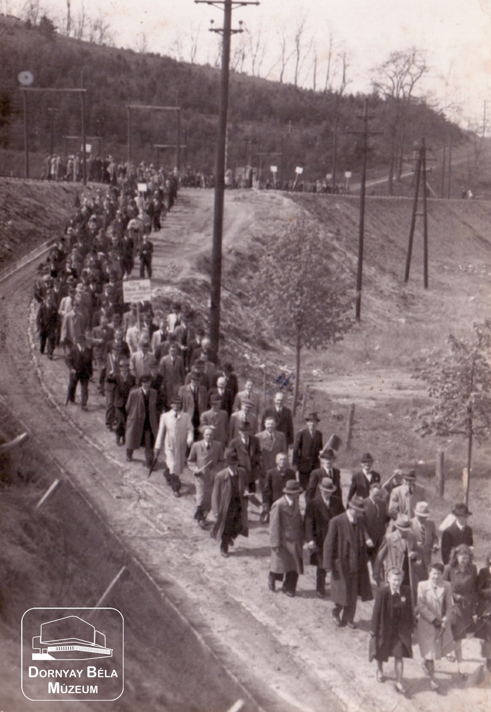 Vonulók salgótarjáni május 1-i ünnepségre (Dornyay Béla Múzeum, Salgótarján CC BY-NC-SA)