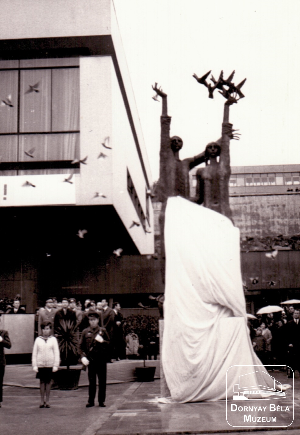 Felszabadulási emlékmű avatása (Somogyi József alkotása), illetve az új Főtér átadási ünnepsége (Dornyay Béla Múzeum, Salgótarján CC BY-NC-SA)