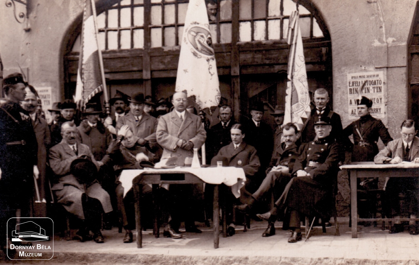 Salgótarjáni rendezvény 1927-ből (fotó hátoldalán lévő évszám) (levente egyesületek zászlószenteléséhez kapcsolódik?) (Dornyay Béla Múzeum, Salgótarján CC BY-NC-SA)