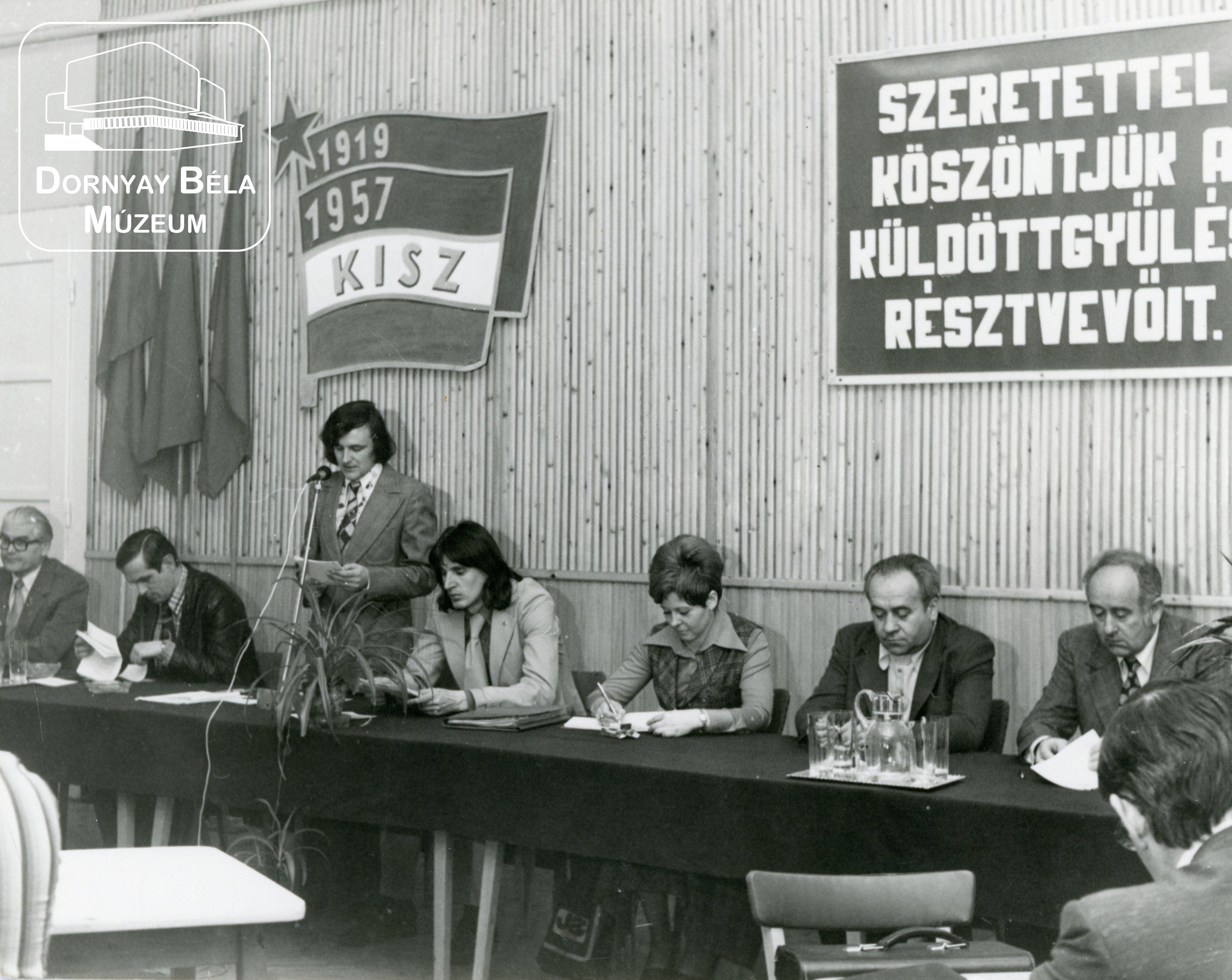 KISZ küldöttgyűlés a S.K.Ü.-ben, szónokol Sipos Ákos kohómérnök (Dornyay Béla Múzeum, Salgótarján CC BY-NC-SA)
