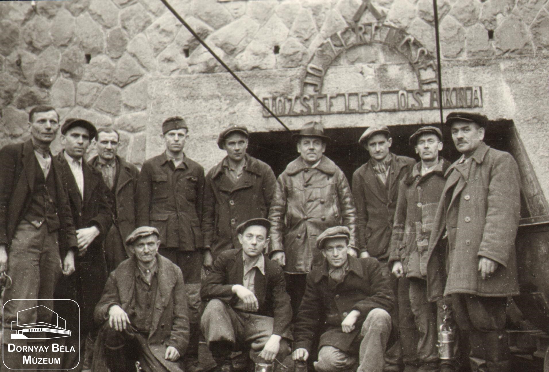 Bányamunkások a József-lejtős akna bejáratánál. (Dornyay Béla Múzeum, Salgótarján CC BY-NC-SA)