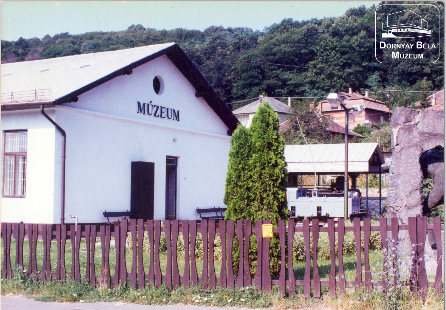 Bányamúzeum épülete, háttérben a külszíni bemutató a kisvasútról (Dornyay Béla Múzeum, Salgótarján CC BY-NC-SA)