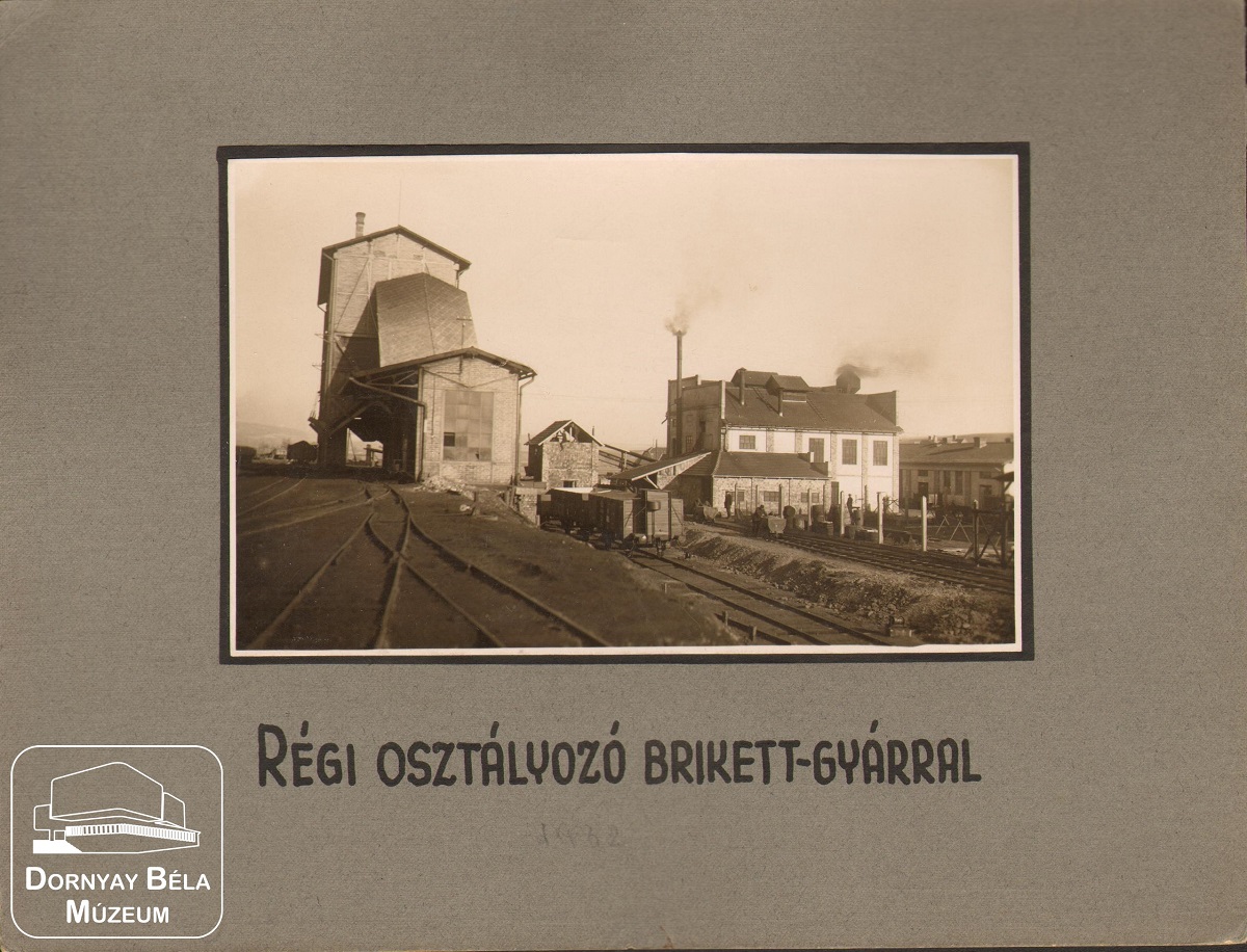 Régi osztályozó brikett gyárral. (Dornyay Béla Múzeum, Salgótarján CC BY-NC-SA)