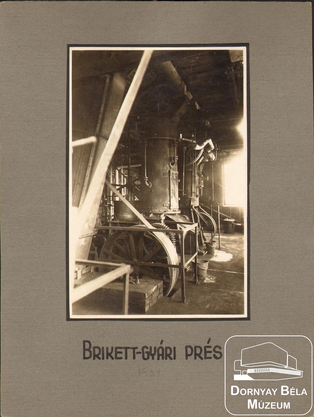 Régi  brikett gyár prés. (Dornyay Béla Múzeum, Salgótarján CC BY-NC-SA)