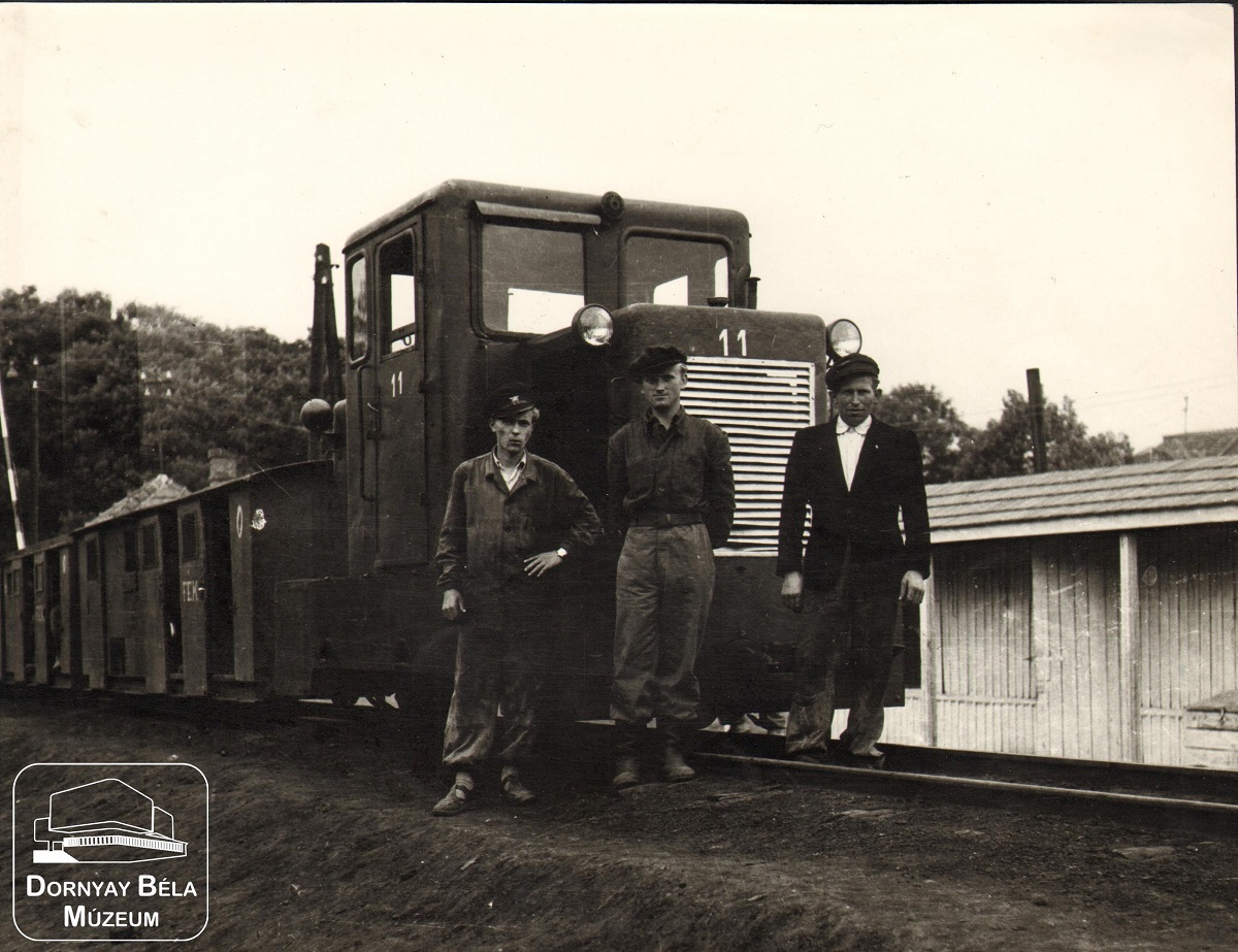 Nagybátonyi Szolgáltató szállító KISZ brigád iparvasút mozdonya előtt (Dornyay Béla Múzeum, Salgótarján CC BY-NC-SA)