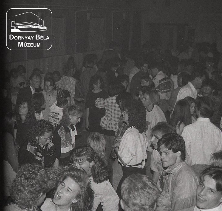 Horti discoban szórakozó fiatalok (Dornyay Béla Múzeum, Salgótarján CC BY-NC-SA)