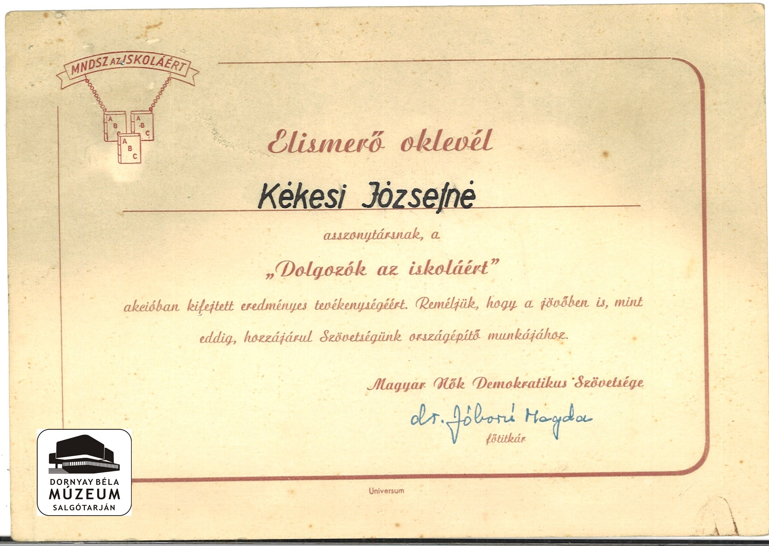 MNDSz. Elismerés Kékesi Józsefnének a "Dolgozók az iskoláért" akcióért (Dornyay Béla Múzeum, Salgótarján CC BY-NC-SA)