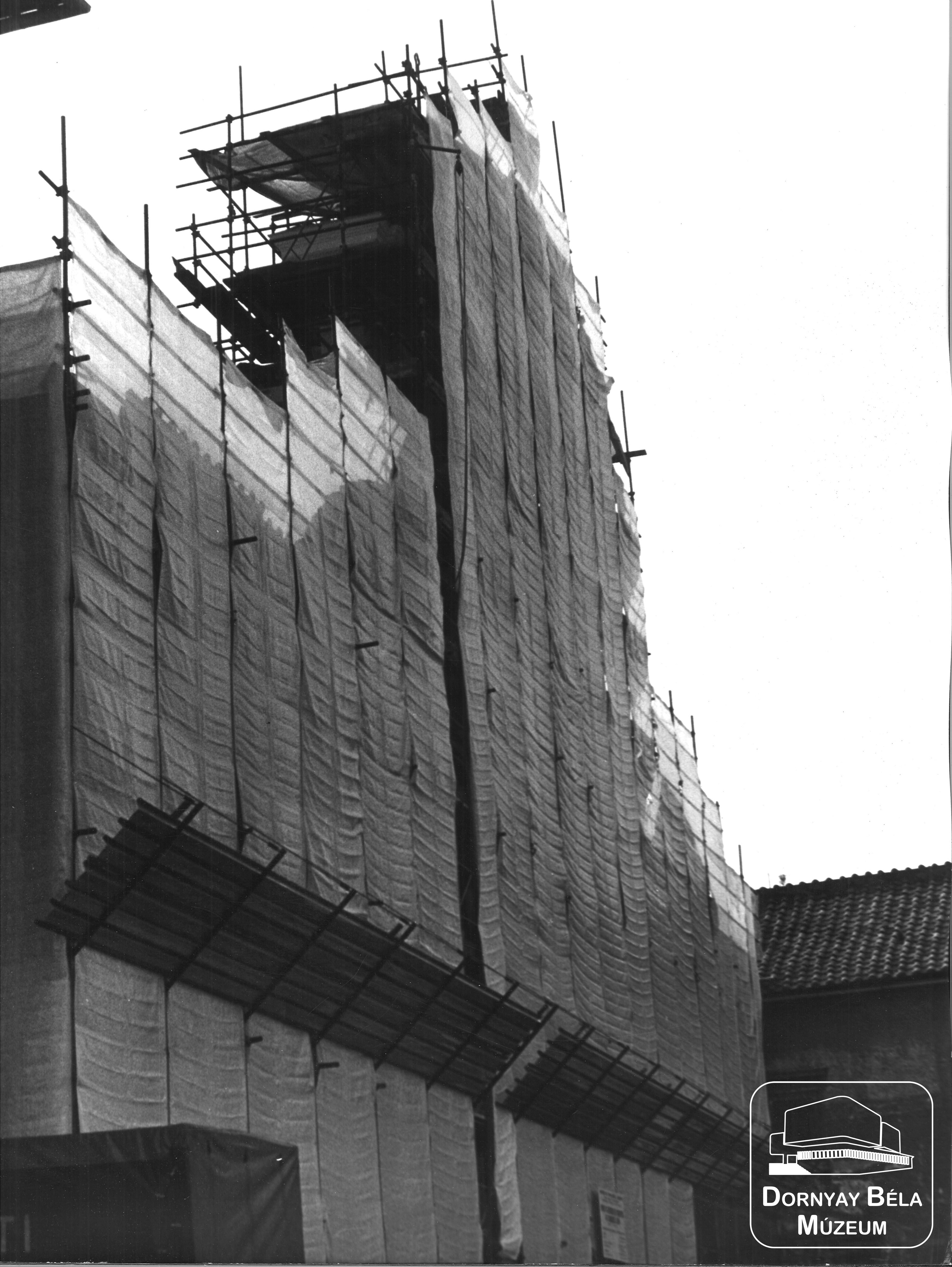 "Felálványozott épület" (Dornyay Béla Múzeum, Salgótarján CC BY-NC-SA)