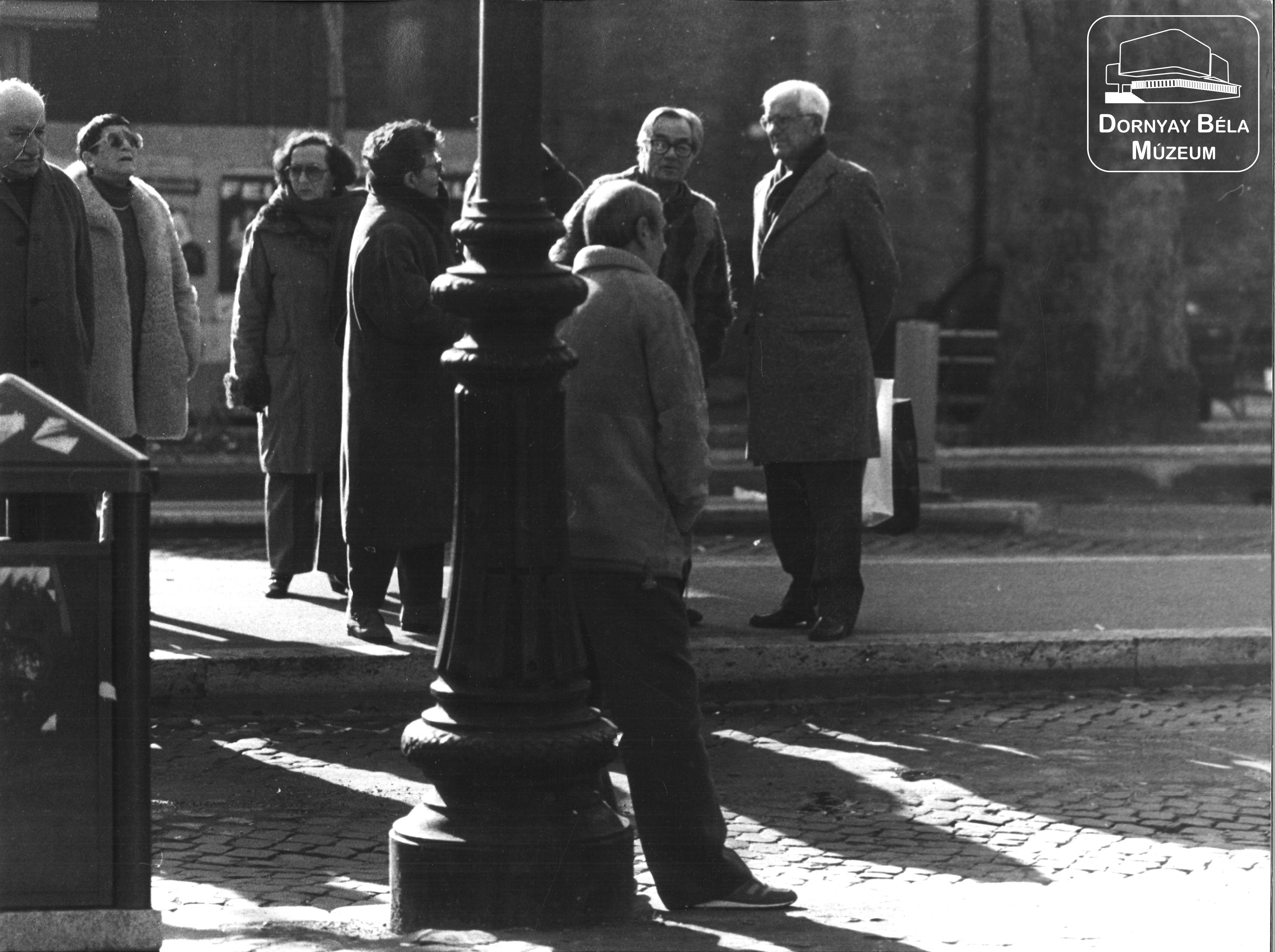 "Emberek az utcán" (Dornyay Béla Múzeum, Salgótarján CC BY-NC-SA)