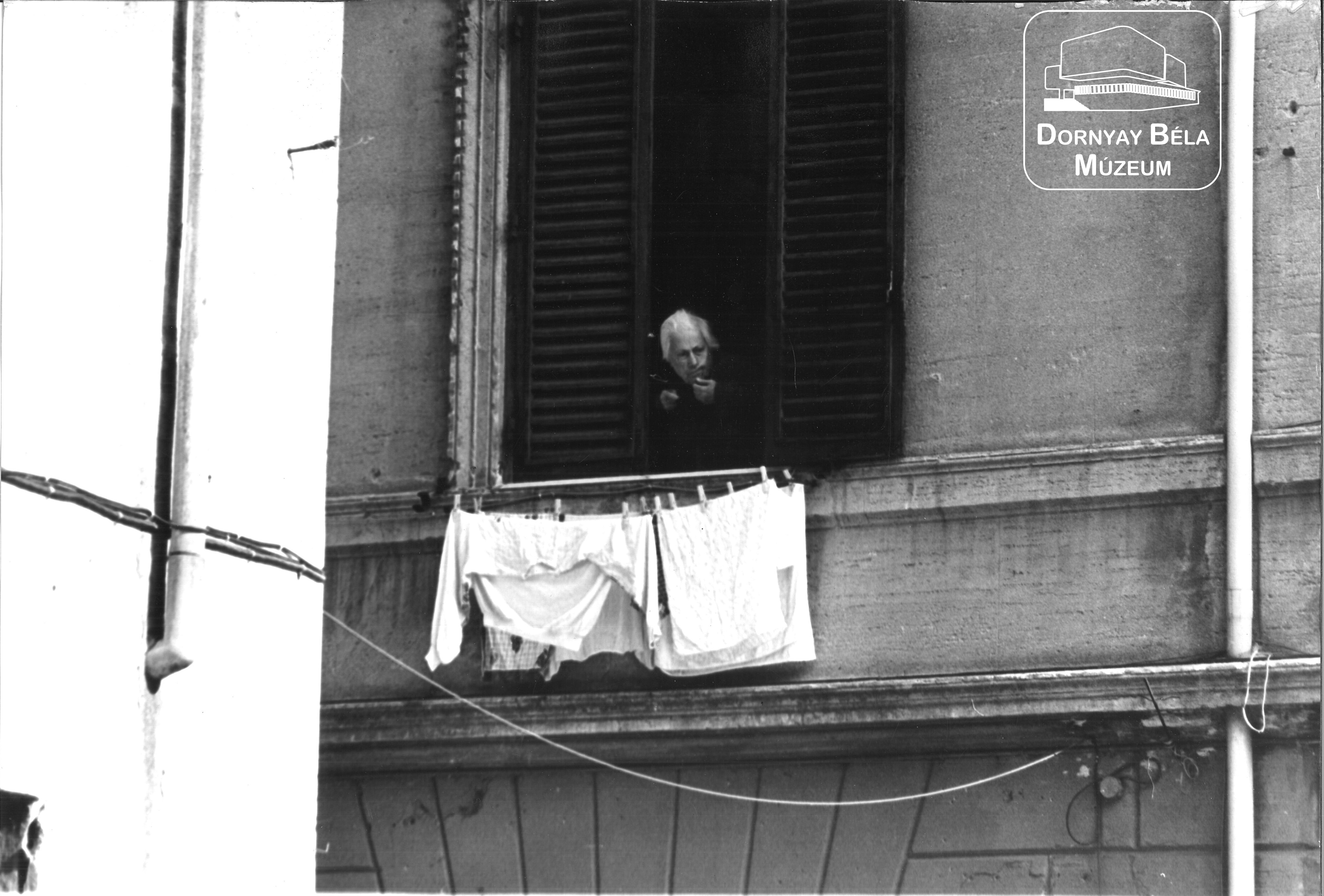 "Száradó ruhák és idős nő ablakban" (Dornyay Béla Múzeum, Salgótarján CC BY-NC-SA)