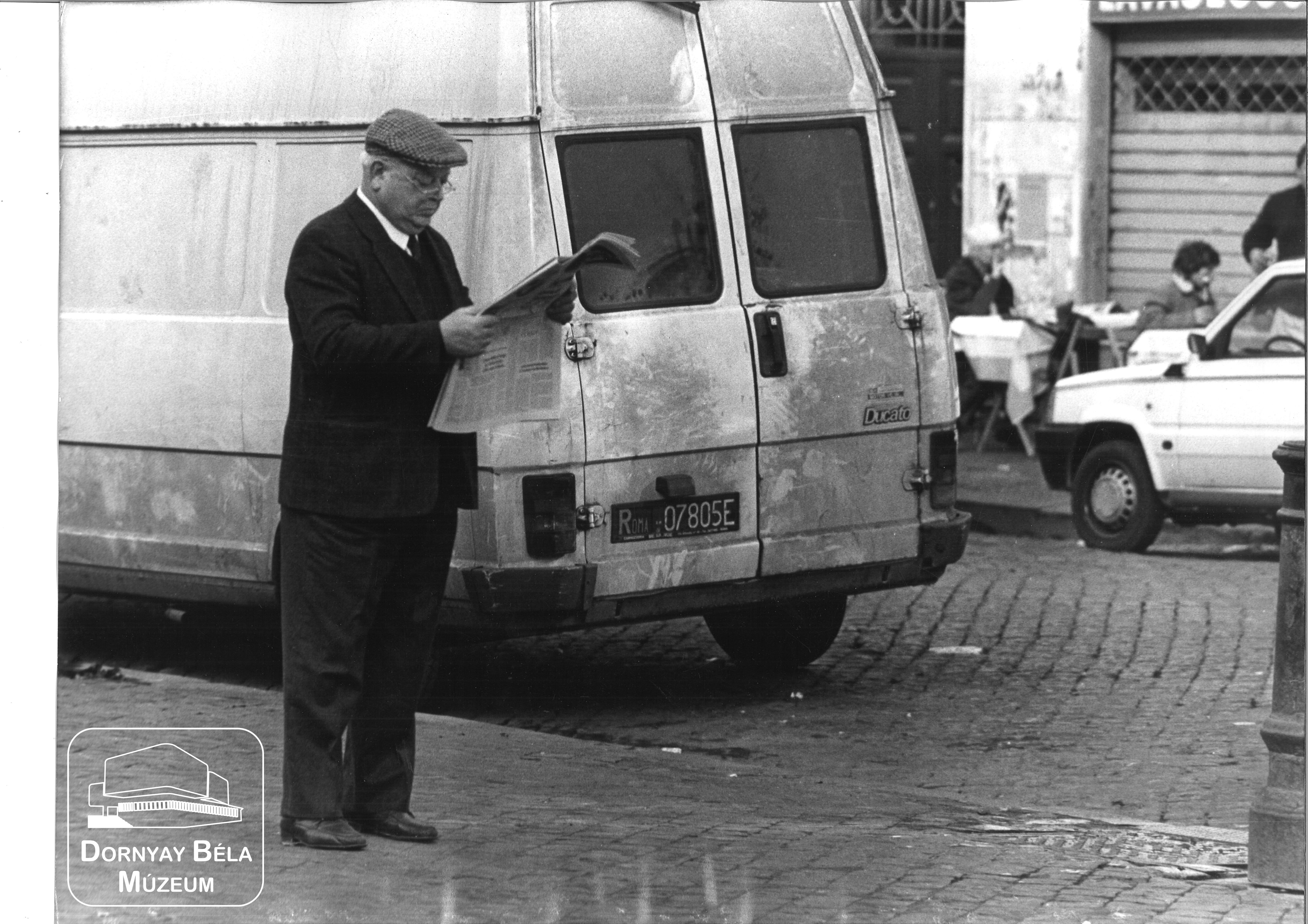 "Autó mögött újságot olvasó" (Dornyay Béla Múzeum, Salgótarján CC BY-NC-SA)