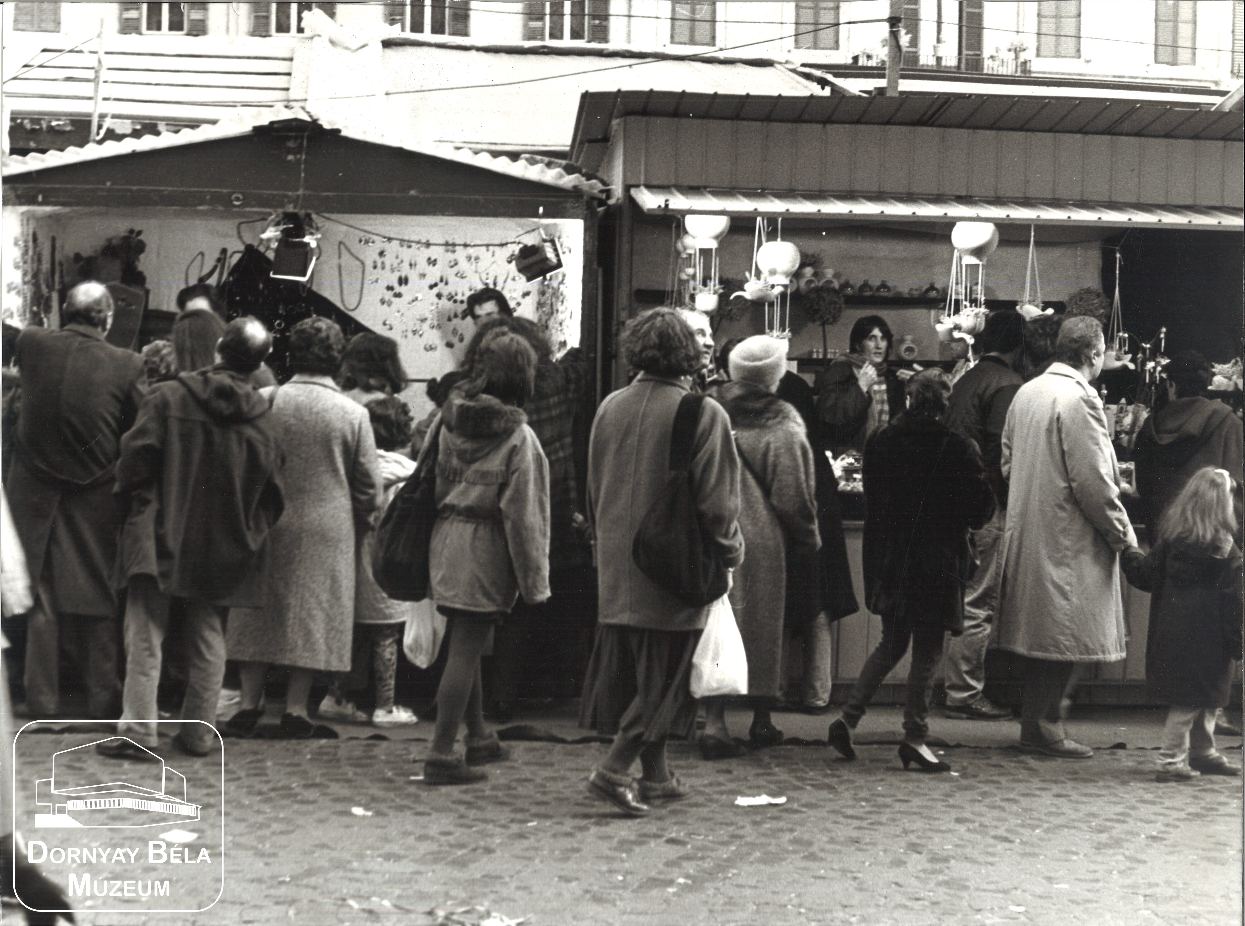 "Vásárban nézelődők" (Dornyay Béla Múzeum, Salgótarján CC BY-NC-SA)