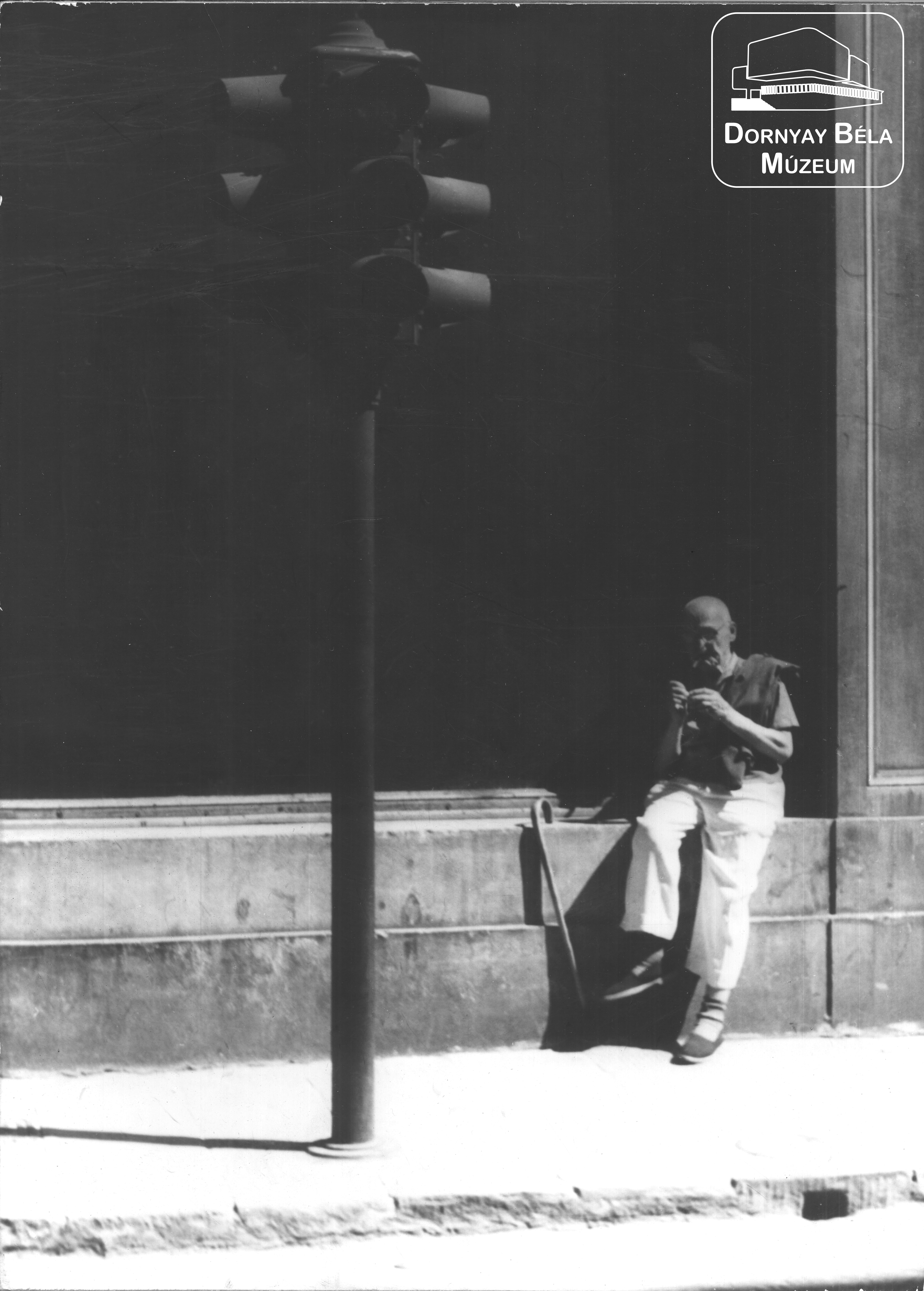"Párkányon ülő férfi közlekedési lámpával" (Dornyay Béla Múzeum, Salgótarján CC BY-NC-SA)
