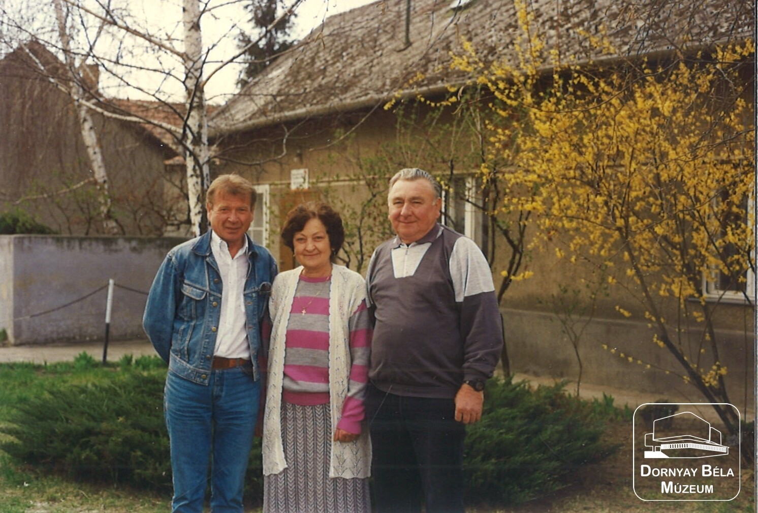 Gaál István a szülőház akkori lakóival (Dornyay Béla Múzeum, Salgótarján CC BY-NC-SA)