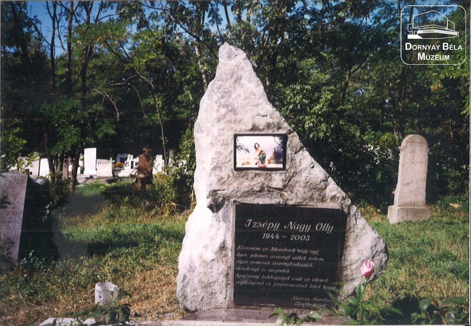 Izsépy Nagy Olly sírhelye (Dornyay Béla Múzeum, Salgótarján CC BY-NC-SA)