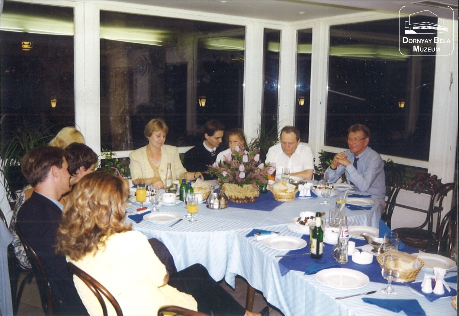 Az 1999. évi Dunakanyar Művészeti Hetek zárófogadása a Kenderes Hotelben (Dornyay Béla Múzeum, Salgótarján CC BY-NC-SA)