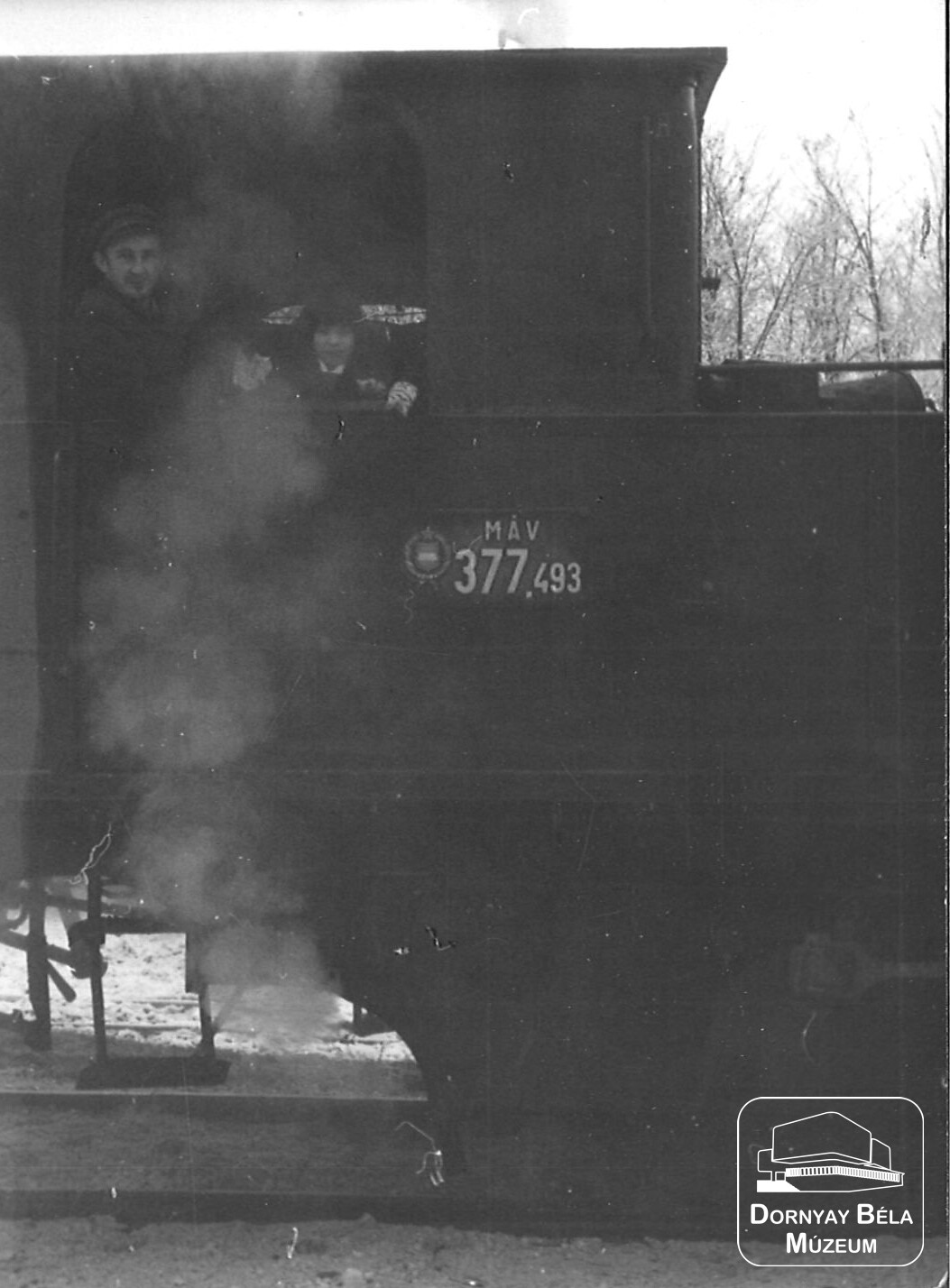 Gaál Réka a MÁV 377 493 számú mozdonyában (Dornyay Béla Múzeum, Salgótarján CC BY-NC-SA)