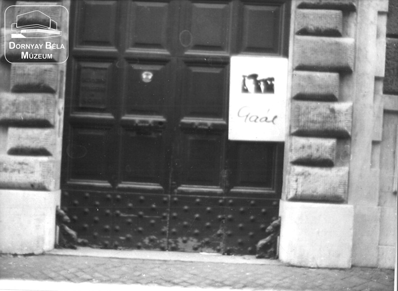 Gaál plakát egy kapun kihelyezve (Dornyay Béla Múzeum, Salgótarján CC BY-NC-SA)