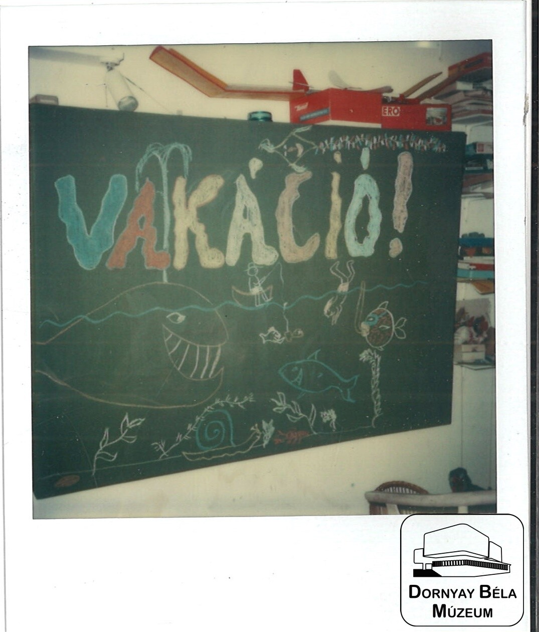 VAKÁCIÓ! felirat osztálytermi táblára (Dornyay Béla Múzeum, Salgótarján CC BY-NC-SA)