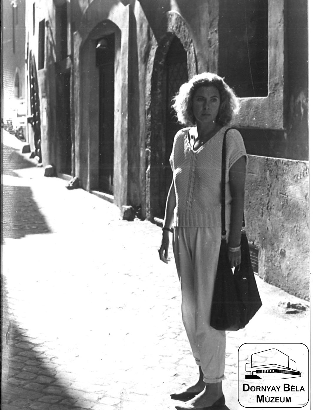 Egy hölgy városnézésen, Olaszország (Dornyay Béla Múzeum, Salgótarján CC BY-NC-SA)