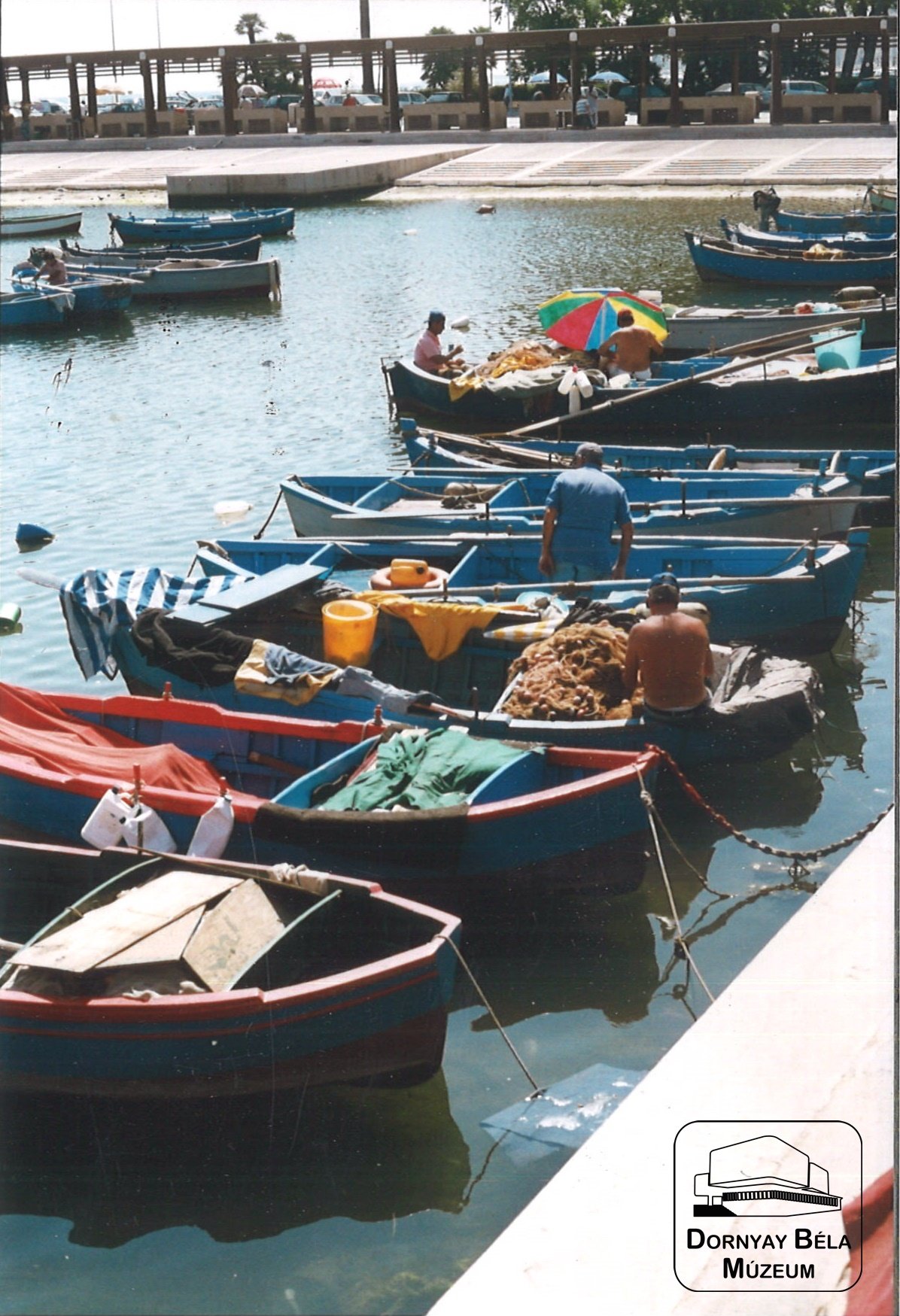 Halászok csónakjaikban egy olasz kikötőben (Dornyay Béla Múzeum, Salgótarján CC BY-NC-SA)