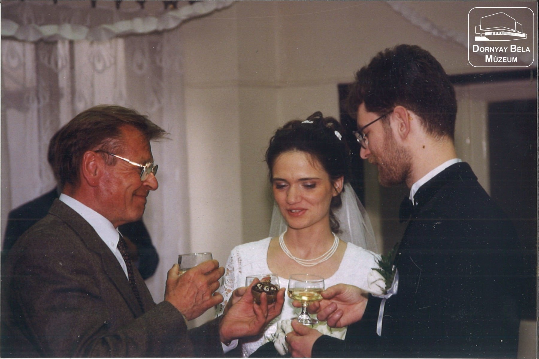 Portréfotó esküvői gratulációról (Dornyay Béla Múzeum, Salgótarján CC BY-NC-SA)
