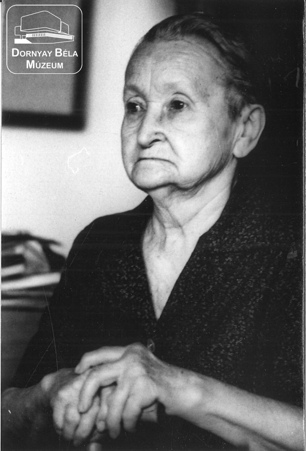 Gaál István édesanyja apró mintás fekete ruhában- portréfotók (Dornyay Béla Múzeum, Salgótarján CC BY-NC-SA)