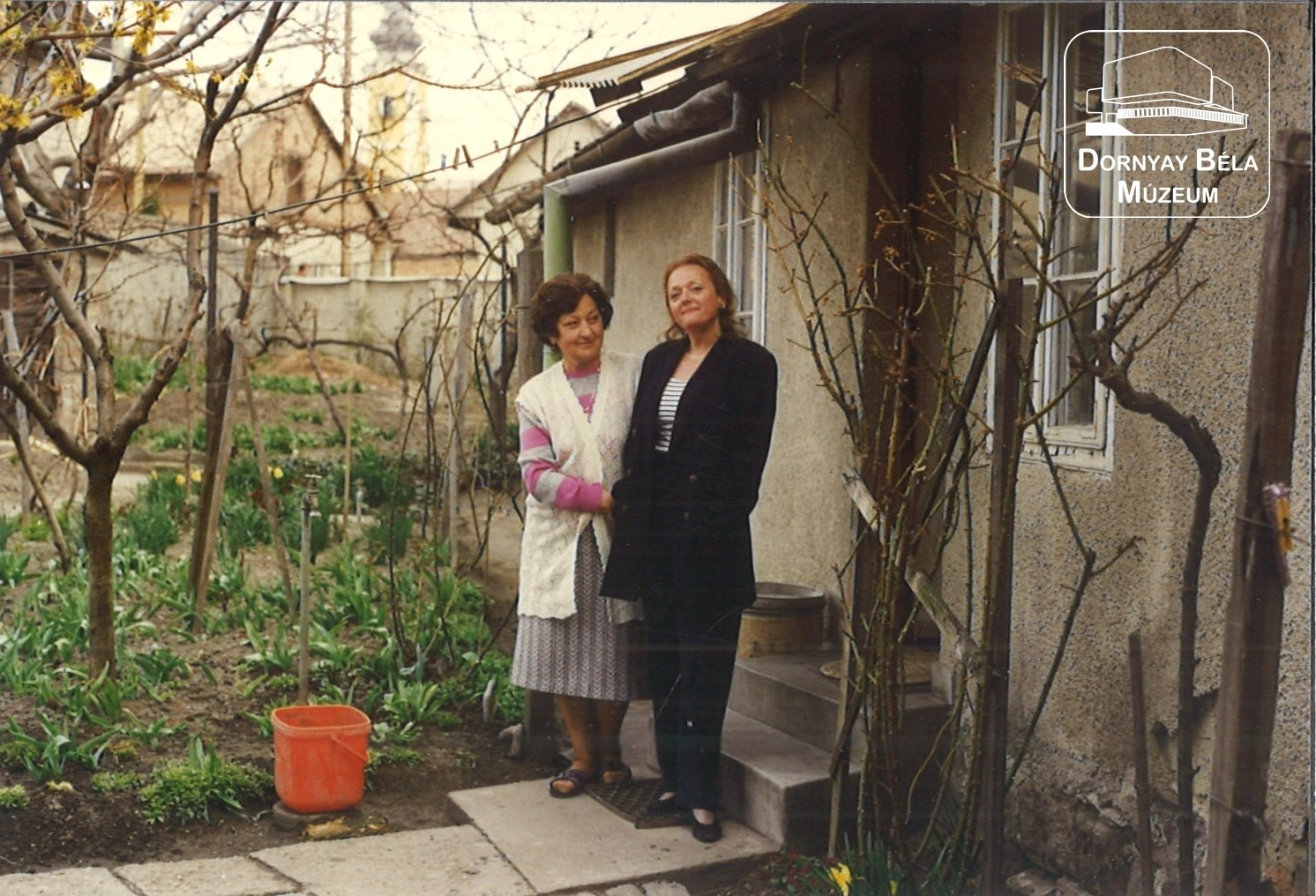 Várbíró Judit és a szülőház akkori lakója (Dornyay Béla Múzeum, Salgótarján CC BY-NC-SA)