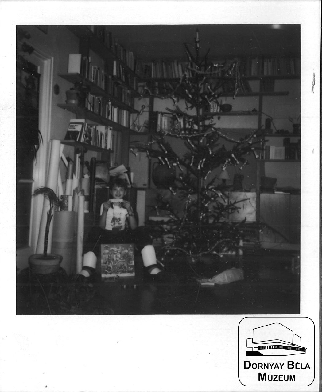 Réka karácsonyi ajándékaival (Dornyay Béla Múzeum, Salgótarján CC BY-NC-SA)