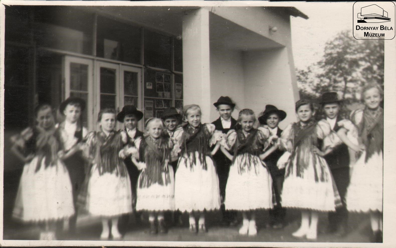 Gyerekek népviseletben (Dornyay Béla Múzeum, Salgótarján CC BY-NC-SA)