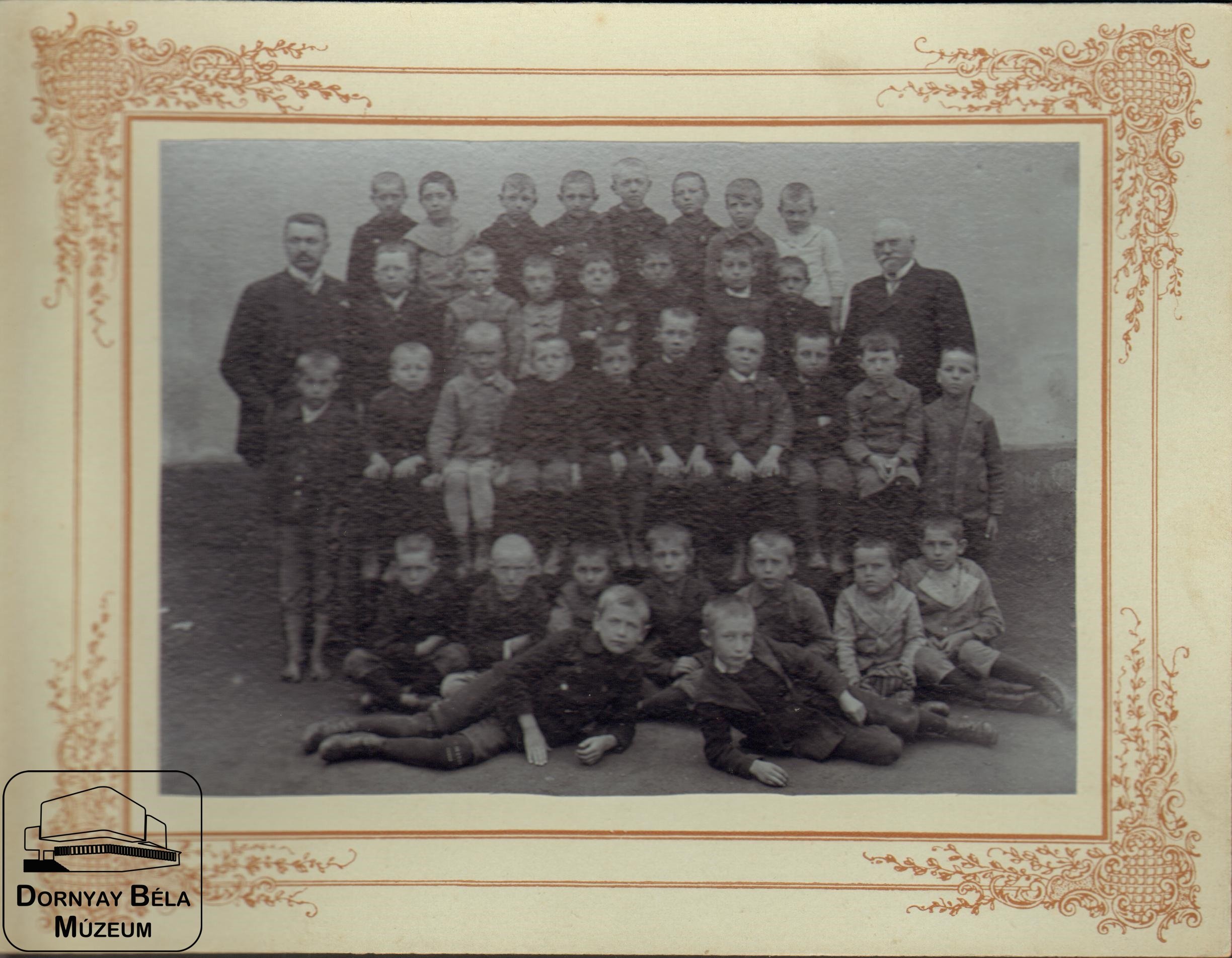 Iskolai felvétel a gyerekekről (Dornyay Béla Múzeum, Salgótarján CC BY-NC-SA)
