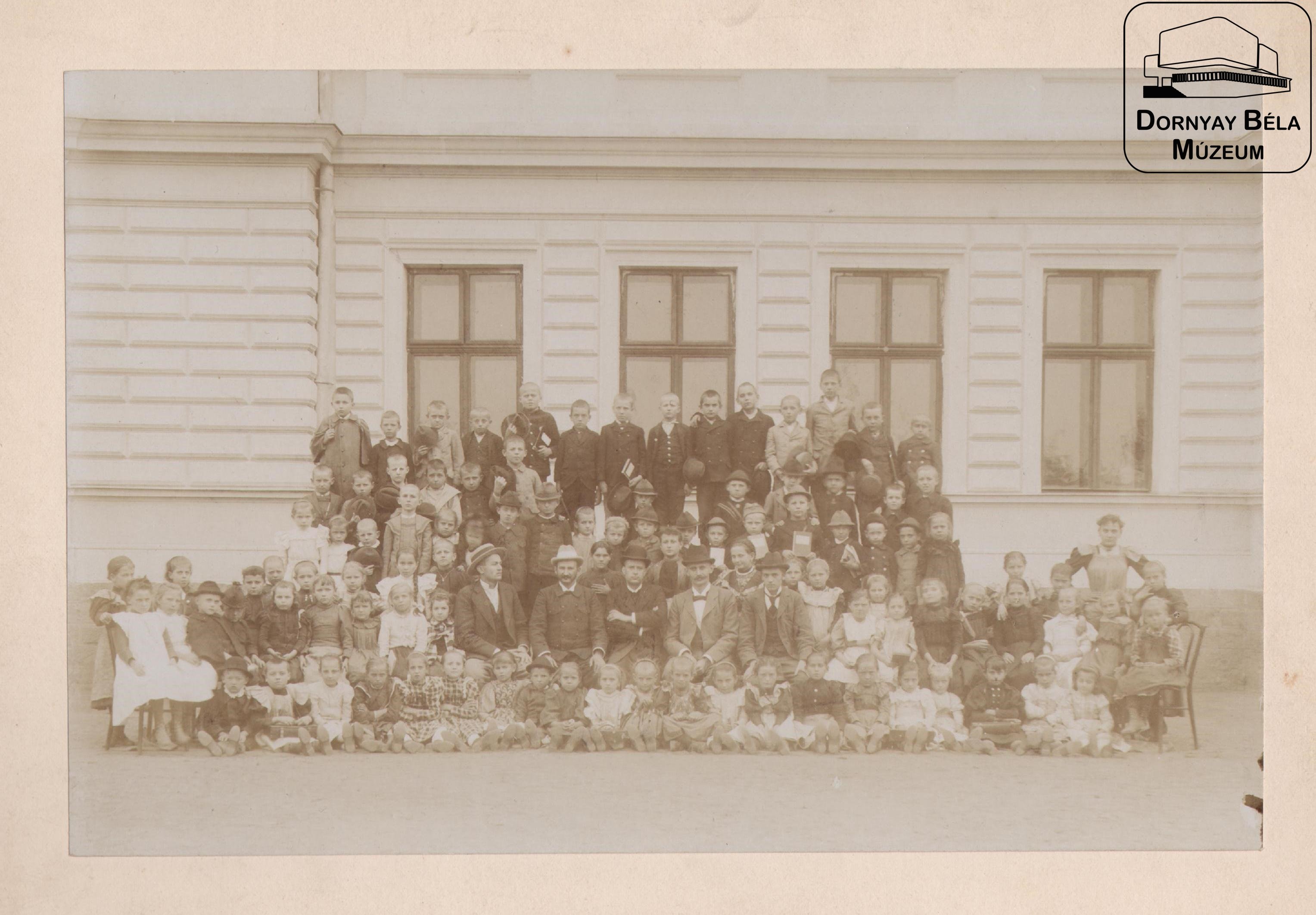 Iskolai felvételek a gyerekekről (Dornyay Béla Múzeum, Salgótarján CC BY-NC-SA)