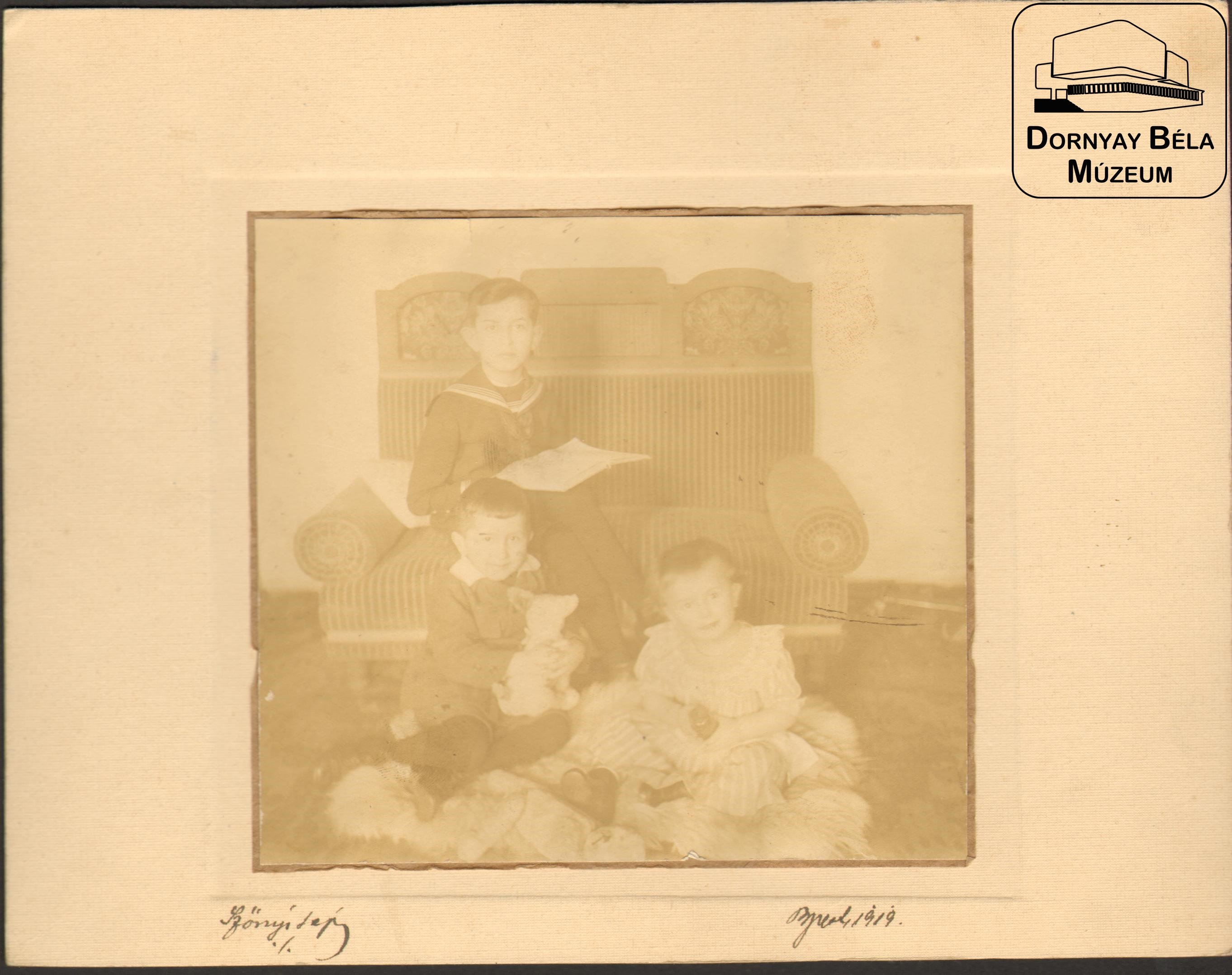 Három kisgyermeket ábrázoló fénykép (Dornyay Béla Múzeum, Salgótarján CC BY-NC-SA)