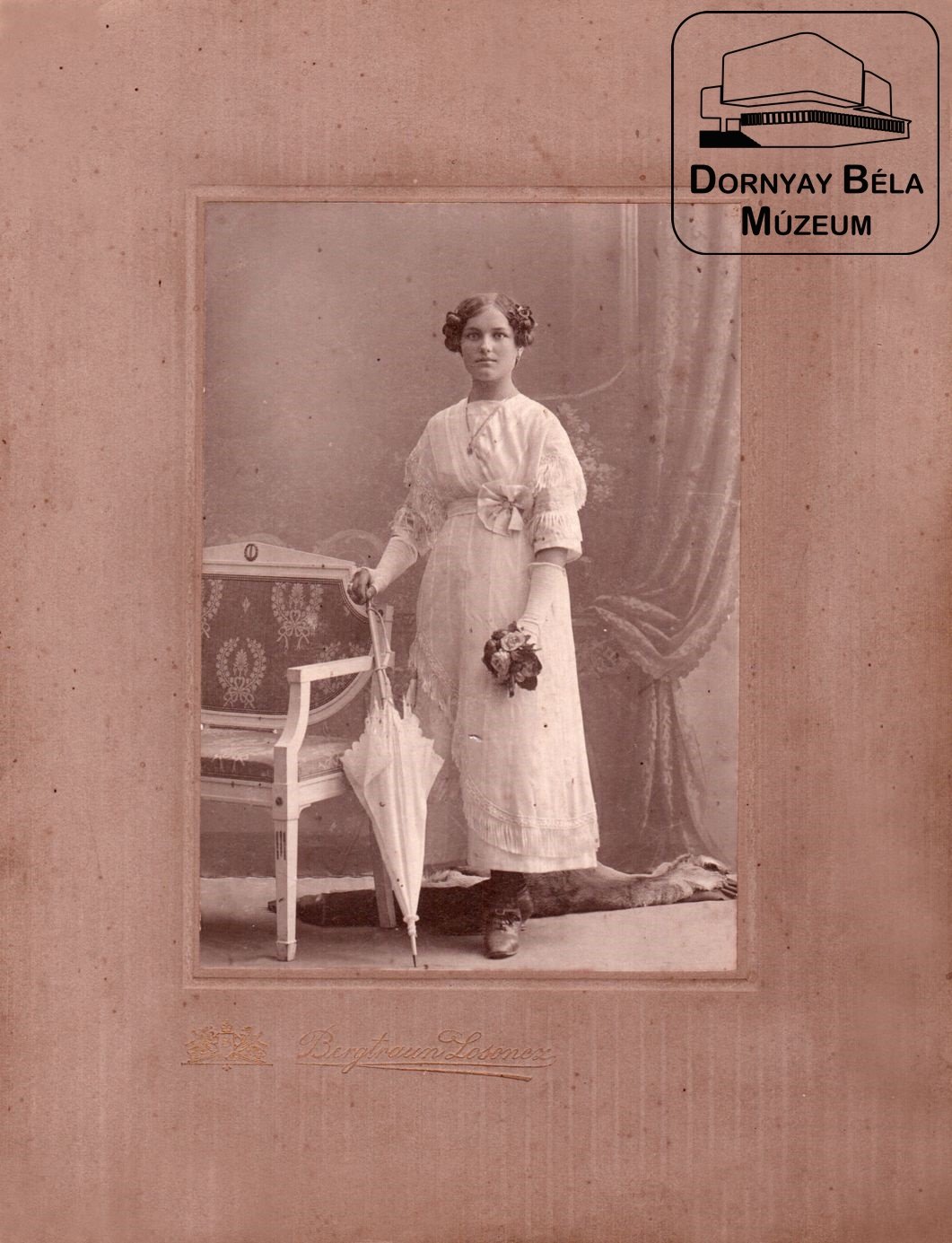 Egészalakos, fehérruhás nő esernyővel (Dornyay Béla Múzeum, Salgótarján CC BY-NC-SA)