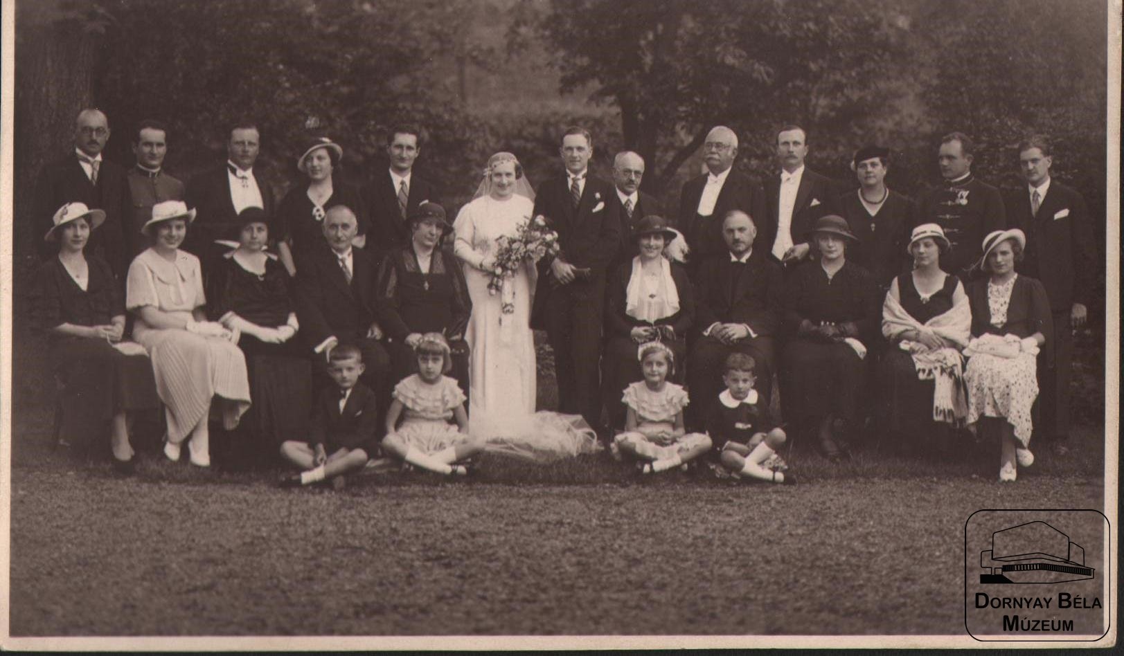 Polgári család esküvői képe (Dornyay Béla Múzeum, Salgótarján CC BY-NC-SA)