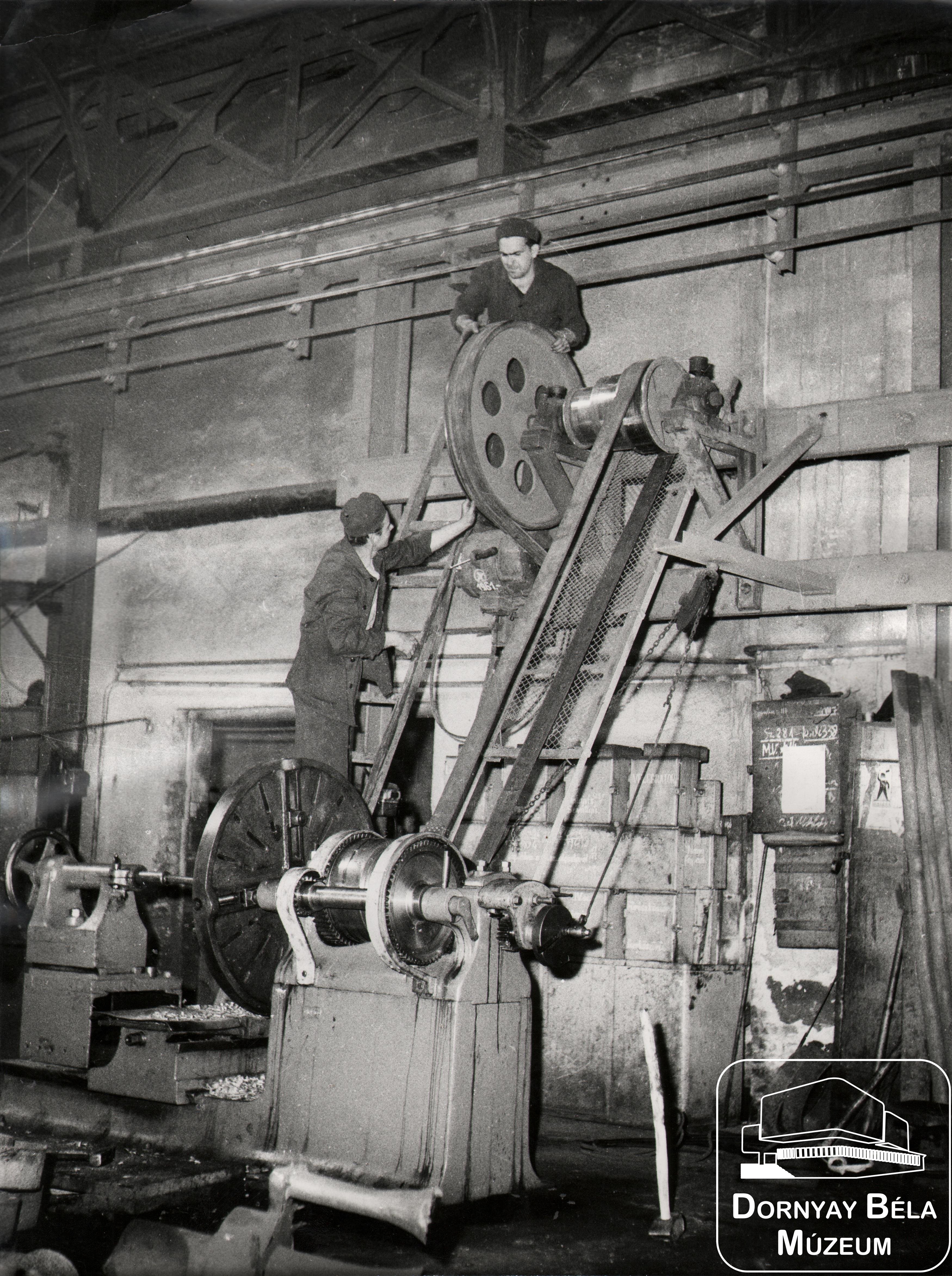 SKÜ. Lakatosok javítják az acélöntödei felöntéslevágó esztergát. (Dornyay Béla Múzeum, Salgótarján CC BY-NC-SA)